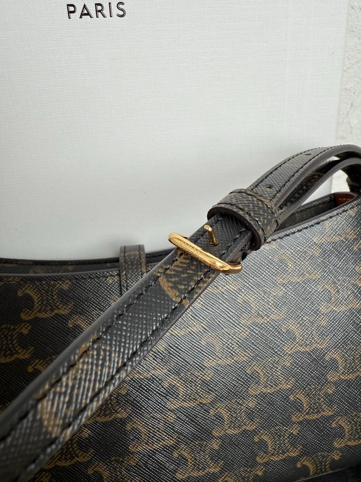 560. CELINE< TINA Shoulder Bag Presbyopia 9.8 X 4.5 X 1 inches (25 X 11.5