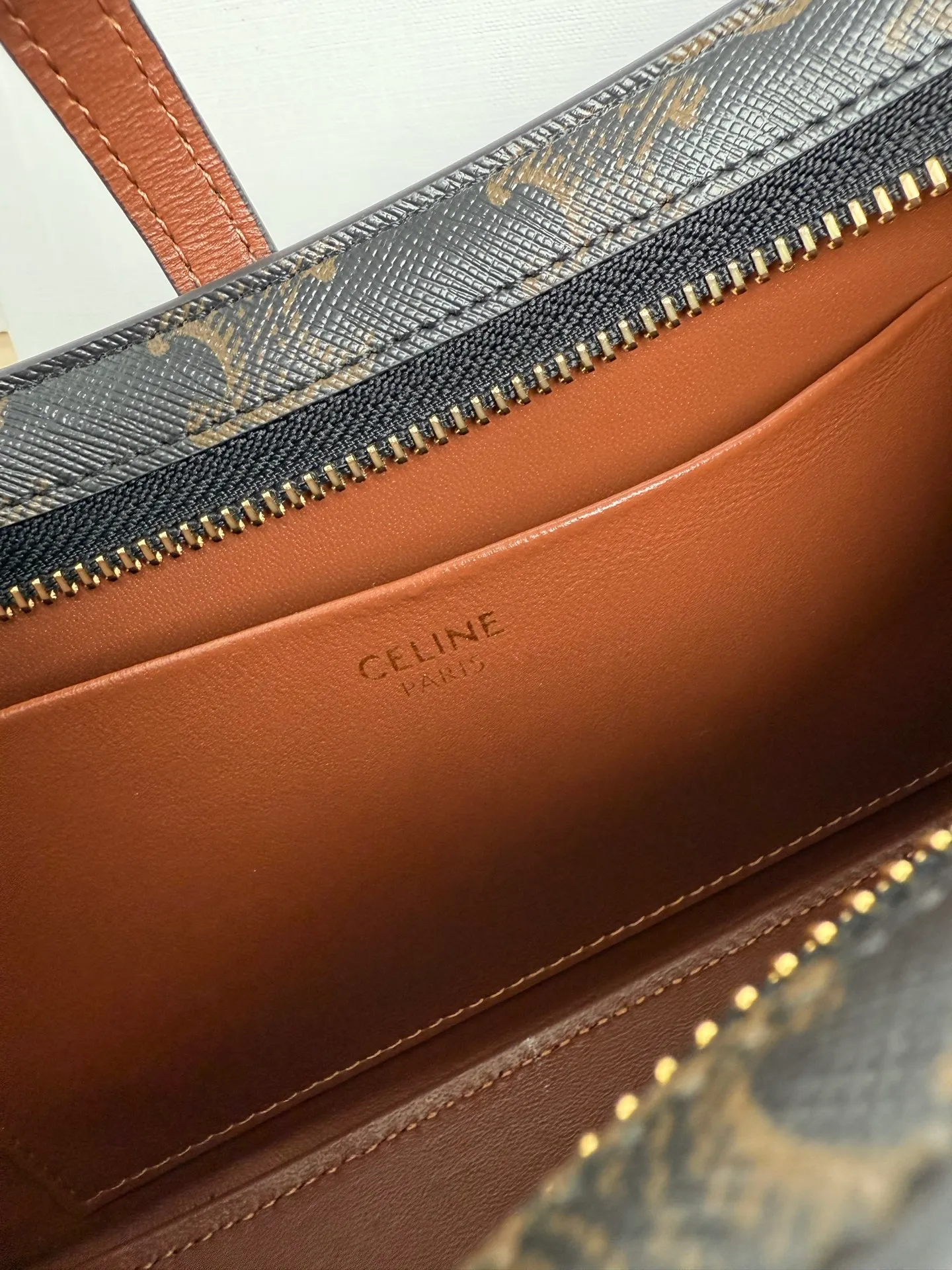 560. CELINE< TINA Shoulder Bag Presbyopia 9.8 X 4.5 X 1 inches (25 X 11.5