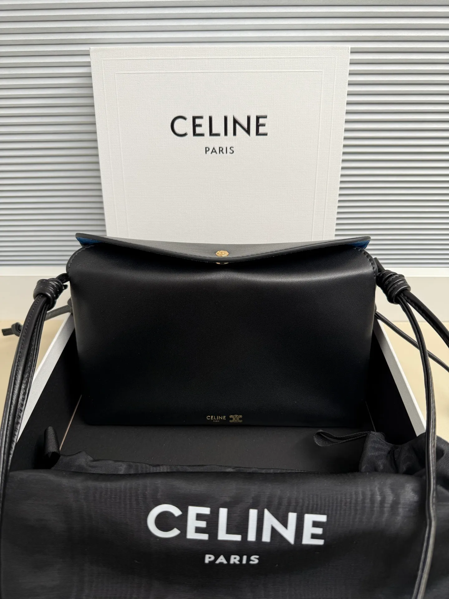 750. The new model retains the classic three-layer design while fully upgrading the details ~ 100% adaptability 💯 💡Three changes: . The front and back bags are changed to metal buckle design, which makes it more casual and sexy. The shoulder straps are knotted and the length can be adjusted as desired. The logo is moved to the bottom of the bag, which is refined and unobtrusive. Size: 22cm. 10p1724