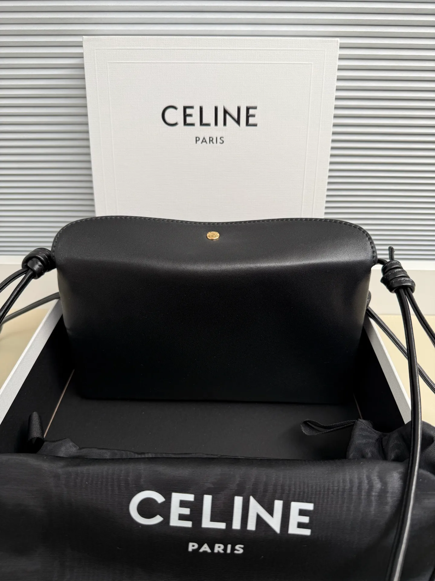 750. The new model retains the classic three-layer design while fully upgrading the details ~ 100% adaptability 💯 💡Three changes: . The front and back bags are changed to metal buckle design, which makes it more casual and sexy. The shoulder straps are knotted and the length can be adjusted as desired. The logo is moved to the bottom of the bag, which is refined and unobtrusive. Size: 22cm. 10p1724