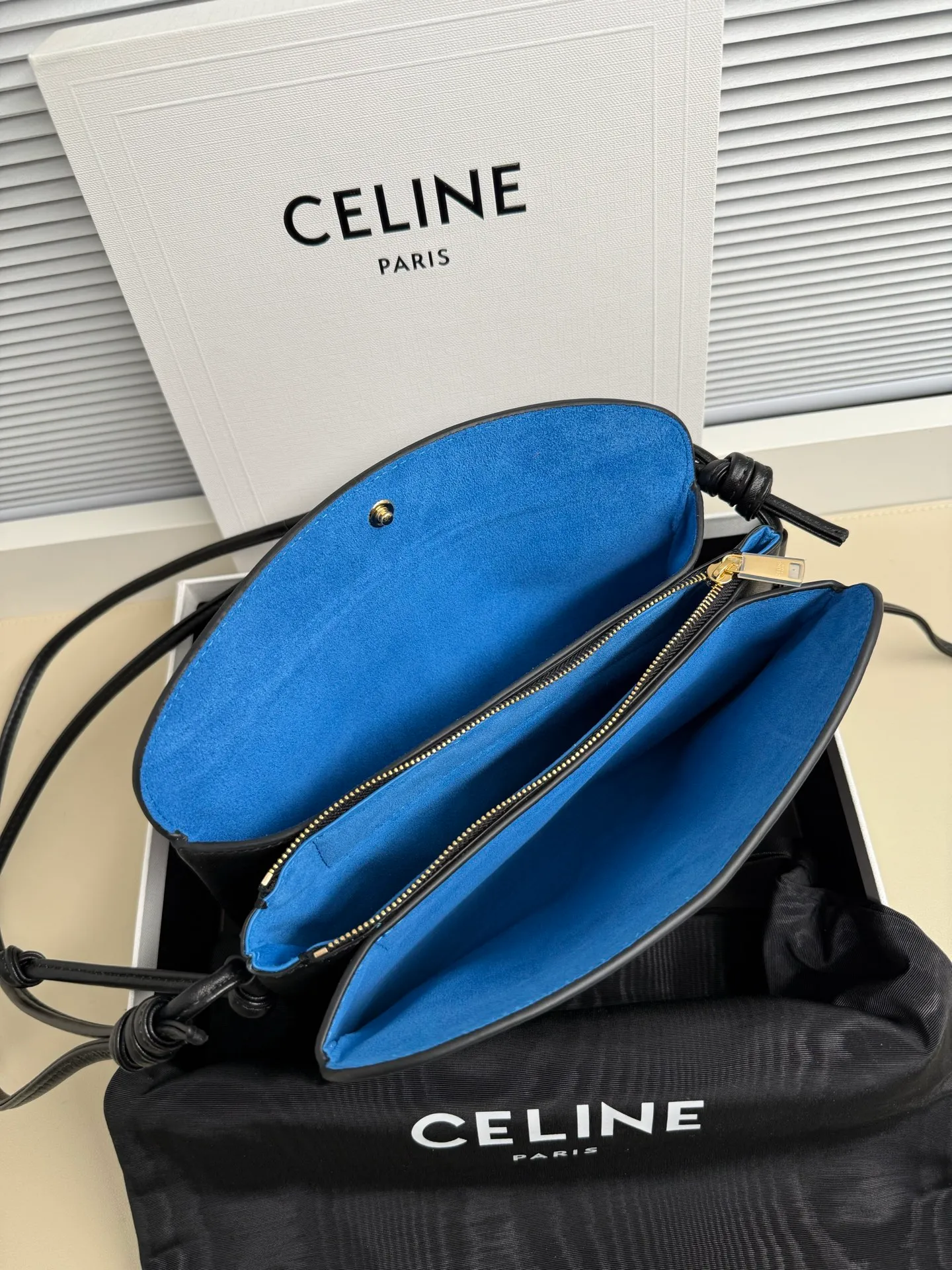 750. The new model retains the classic three-layer design while fully upgrading the details ~ 100% adaptability 💯 💡Three changes: . The front and back bags are changed to metal buckle design, which makes it more casual and sexy. The shoulder straps are knotted and the length can be adjusted as desired. The logo is moved to the bottom of the bag, which is refined and unobtrusive. Size: 22cm. 10p1724