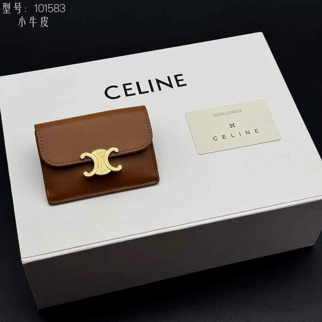 💰120 💎Top quality 💖 𝗖𝗘𝗟𝗜𝗡𝗘 Arc de Triomphe card holder, full leather inside and outside celine new card holder is online ce new classic card holder, cow leather interior triomphe snap closure, 4 card slots inside, 1 outside card slot. Easy to carry when going out, durable and wear-resistant, super light weight! Style number: 10L583 Size: 10.5x7x1cm