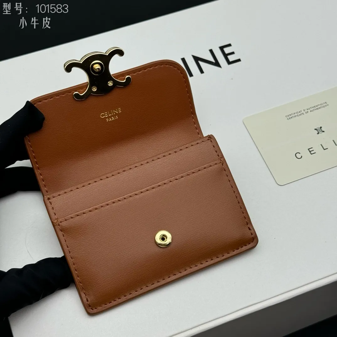💰120 💎Top quality 💖 𝗖𝗘𝗟𝗜𝗡𝗘 Arc de Triomphe card holder, full leather inside and outside celine new card holder is online ce new classic card holder, cow leather interior triomphe snap closure, 4 card slots inside, 1 outside card slot. Easy to carry when going out, durable and wear-resistant, super light weight! Style number: 10L583 Size: 10.5x7x1cm