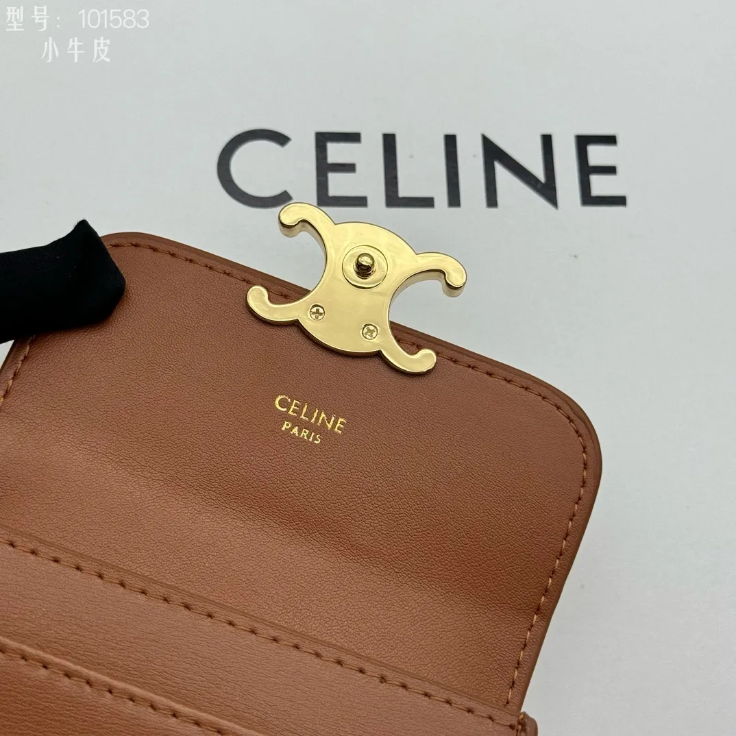 💰120 💎Top quality 💖 𝗖𝗘𝗟𝗜𝗡𝗘 Arc de Triomphe card holder, full leather inside and outside celine new card holder is online ce new classic card holder, cow leather interior triomphe snap closure, 4 card slots inside, 1 outside card slot. Easy to carry when going out, durable and wear-resistant, super light weight! Style number: 10L583 Size: 10.5x7x1cm