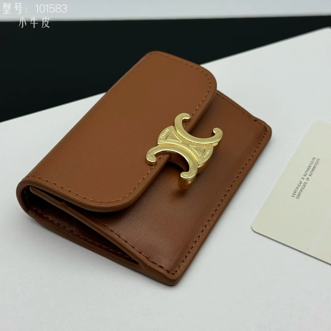 💰120 💎Top quality 💖 𝗖𝗘𝗟𝗜𝗡𝗘 Arc de Triomphe card holder, full leather inside and outside celine new card holder is online ce new classic card holder, cow leather interior triomphe snap closure, 4 card slots inside, 1 outside card slot. Easy to carry when going out, durable and wear-resistant, super light weight! Style number: 10L583 Size: 10.5x7x1cm