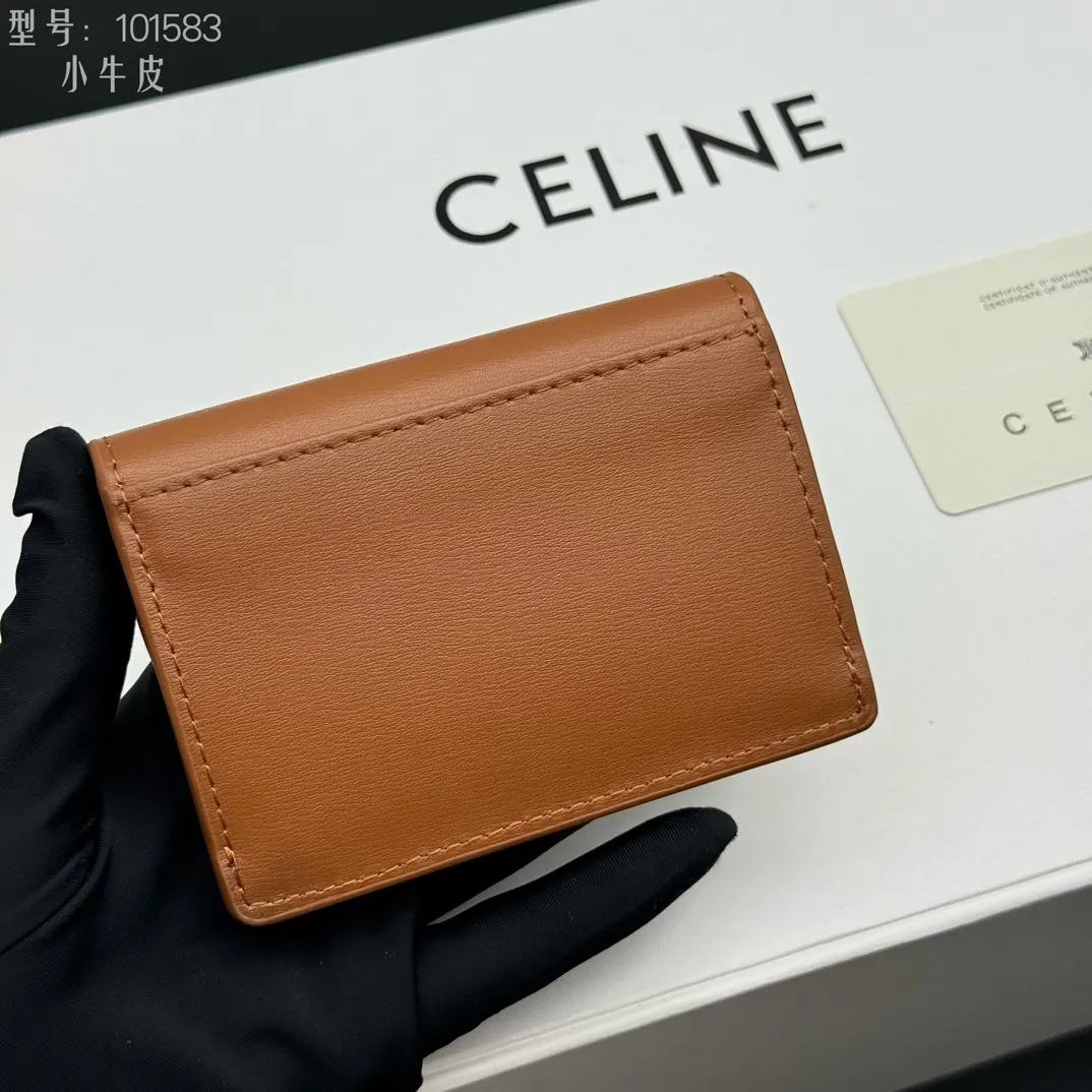 💰120 💎Top quality 💖 𝗖𝗘𝗟𝗜𝗡𝗘 Arc de Triomphe card holder, full leather inside and outside celine new card holder is online ce new classic card holder, cow leather interior triomphe snap closure, 4 card slots inside, 1 outside card slot. Easy to carry when going out, durable and wear-resistant, super light weight! Style number: 10L583 Size: 10.5x7x1cm