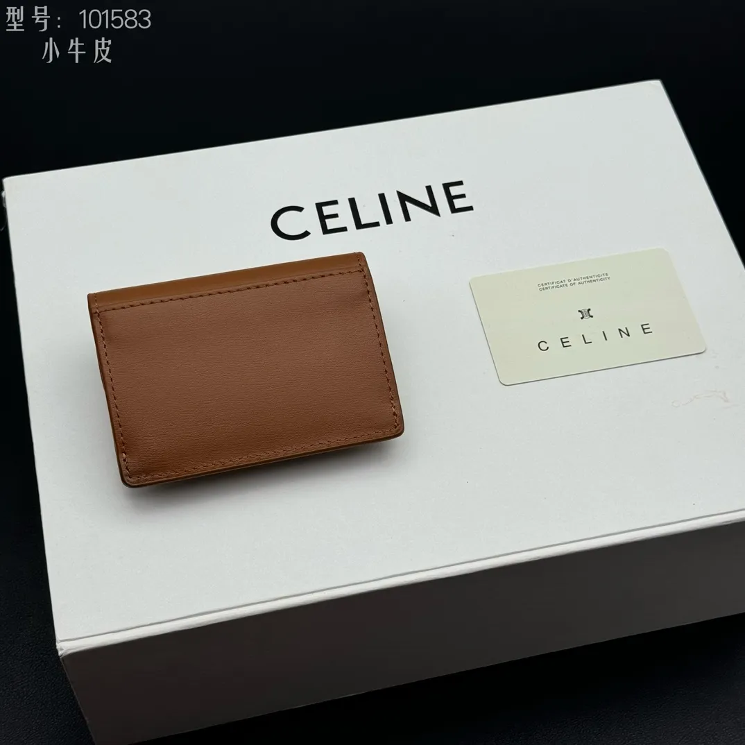 💰120 💎Top quality 💖 𝗖𝗘𝗟𝗜𝗡𝗘 Arc de Triomphe card holder, full leather inside and outside celine new card holder is online ce new classic card holder, cow leather interior triomphe snap closure, 4 card slots inside, 1 outside card slot. Easy to carry when going out, durable and wear-resistant, super light weight! Style number: 10L583 Size: 10.5x7x1cm