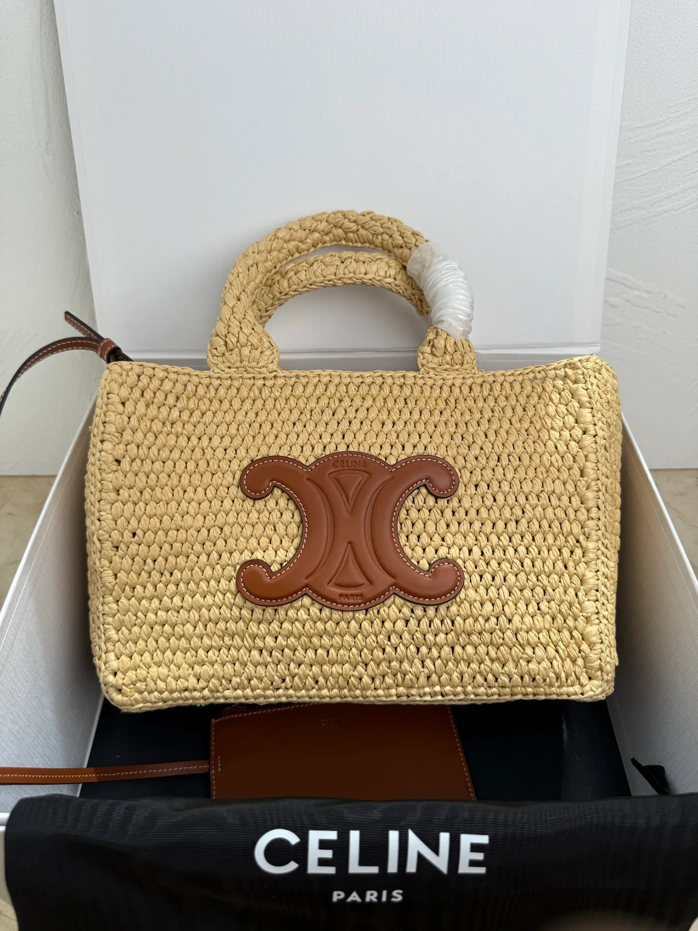 850. CELINE TCABAS THAIS Small Plant Material Wagyu Leather Handbag Midsummer belongs to straw bags🌴🌴🌴 CELINE24 new straw small tote, perfect texture, exquisite details, salty or sweet, French elegance, full of atmosphere👗Multiple carrying methods, can be carried or shoulder~ Compared with previous straw bags, the feel is more delicate and the material is softer. A must-have for summer✨ Purely hand-woven natural grass + three-dimensional Arc de Triomphe retro leather label + small inner bag ‼ ️Note: Hand-woven handbags, each piece is unique. Sizes and shapes may vary slightly. Vegetable material, cowhide leather trim, unlined, gold-tone finish, shoulder carry, 1 internal removable zipped pocket, handle drop 12 cm, removable and adjustable shoulder strap, min. 44 cm, max. 46 cm Dimensions: 27 X 19 X 13 cm Ref.: 116302