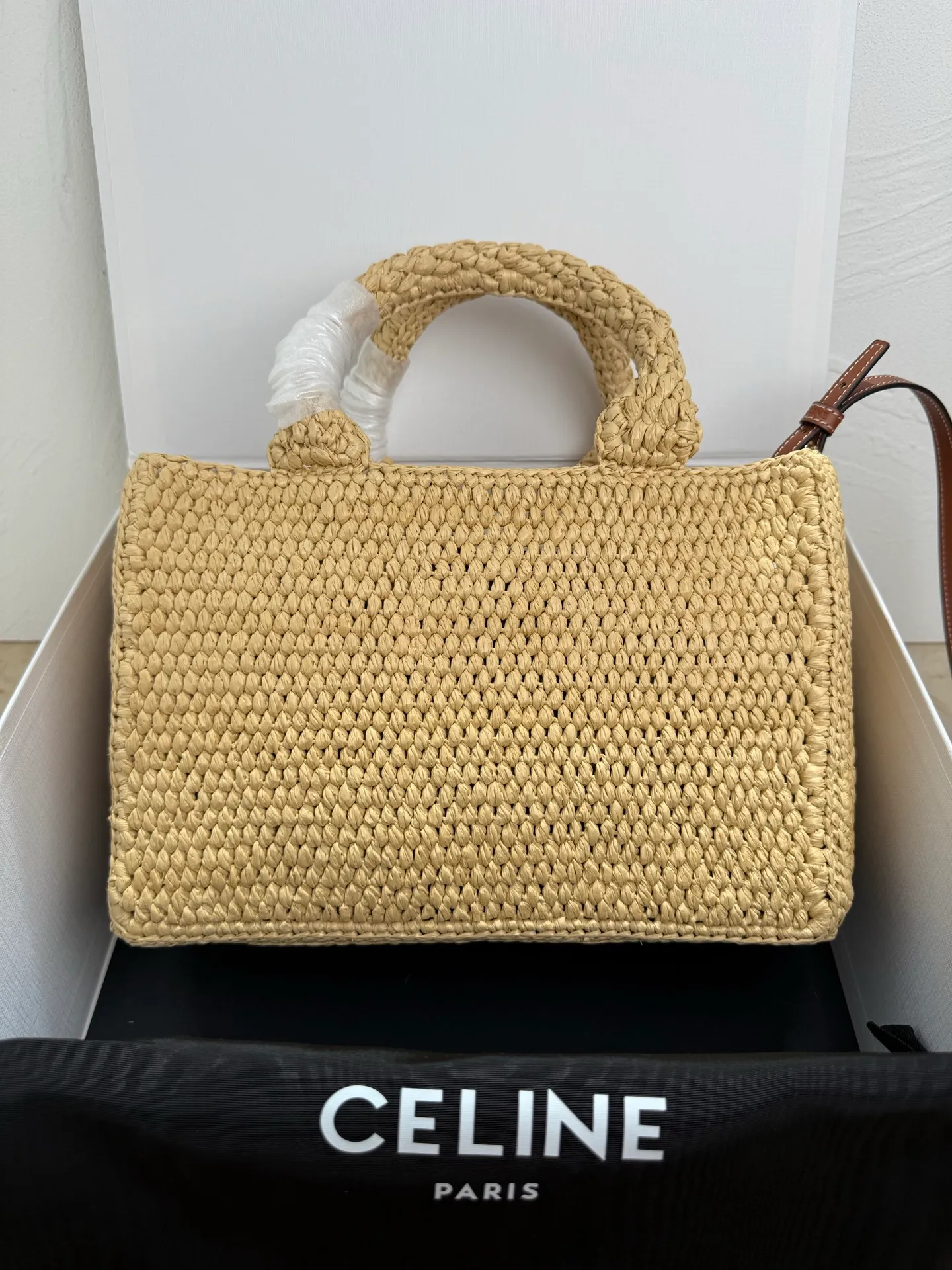 850. CELINE TCABAS THAIS Small Plant Material Wagyu Leather Handbag Midsummer belongs to straw bags🌴🌴🌴 CELINE24 new straw small tote, perfect texture, exquisite details, salty or sweet, French elegance, full of atmosphere👗Multiple carrying methods, can be carried or shoulder~ Compared with previous straw bags, the feel is more delicate and the material is softer. A must-have for summer✨ Purely hand-woven natural grass + three-dimensional Arc de Triomphe retro leather label + small inner bag ‼ ️Note: Hand-woven handbags, each piece is unique. Sizes and shapes may vary slightly. Vegetable material, cowhide leather trim, unlined, gold-tone finish, shoulder carry, 1 internal removable zipped pocket, handle drop 12 cm, removable and adjustable shoulder strap, min. 44 cm, max. 46 cm Dimensions: 27 X 19 X 13 cm Ref.: 116302