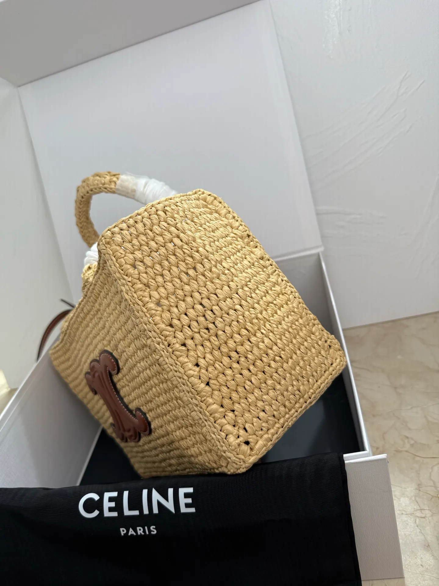 850. CELINE TCABAS THAIS Small Plant Material Wagyu Leather Handbag Midsummer belongs to straw bags🌴🌴🌴 CELINE24 new straw small tote, perfect texture, exquisite details, salty or sweet, French elegance, full of atmosphere👗Multiple carrying methods, can be carried or shoulder~ Compared with previous straw bags, the feel is more delicate and the material is softer. A must-have for summer✨ Purely hand-woven natural grass + three-dimensional Arc de Triomphe retro leather label + small inner bag ‼ ️Note: Hand-woven handbags, each piece is unique. Sizes and shapes may vary slightly. Vegetable material, cowhide leather trim, unlined, gold-tone finish, shoulder carry, 1 internal removable zipped pocket, handle drop 12 cm, removable and adjustable shoulder strap, min. 44 cm, max. 46 cm Dimensions: 27 X 19 X 13 cm Ref.: 116302