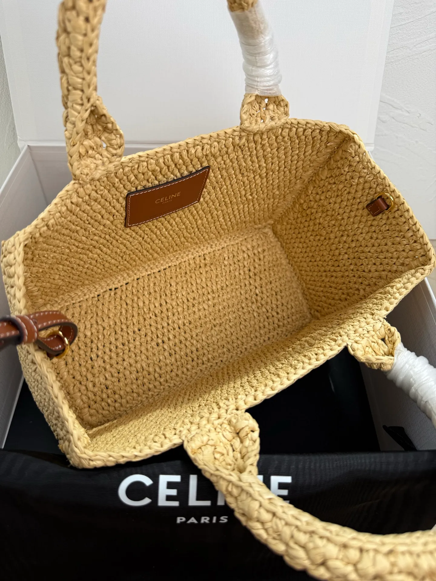 850. CELINE TCABAS THAIS Small Plant Material Wagyu Leather Handbag Midsummer belongs to straw bags🌴🌴🌴 CELINE24 new straw small tote, perfect texture, exquisite details, salty or sweet, French elegance, full of atmosphere👗Multiple carrying methods, can be carried or shoulder~ Compared with previous straw bags, the feel is more delicate and the material is softer. A must-have for summer✨ Purely hand-woven natural grass + three-dimensional Arc de Triomphe retro leather label + small inner bag ‼ ️Note: Hand-woven handbags, each piece is unique. Sizes and shapes may vary slightly. Vegetable material, cowhide leather trim, unlined, gold-tone finish, shoulder carry, 1 internal removable zipped pocket, handle drop 12 cm, removable and adjustable shoulder strap, min. 44 cm, max. 46 cm Dimensions: 27 X 19 X 13 cm Ref.: 116302