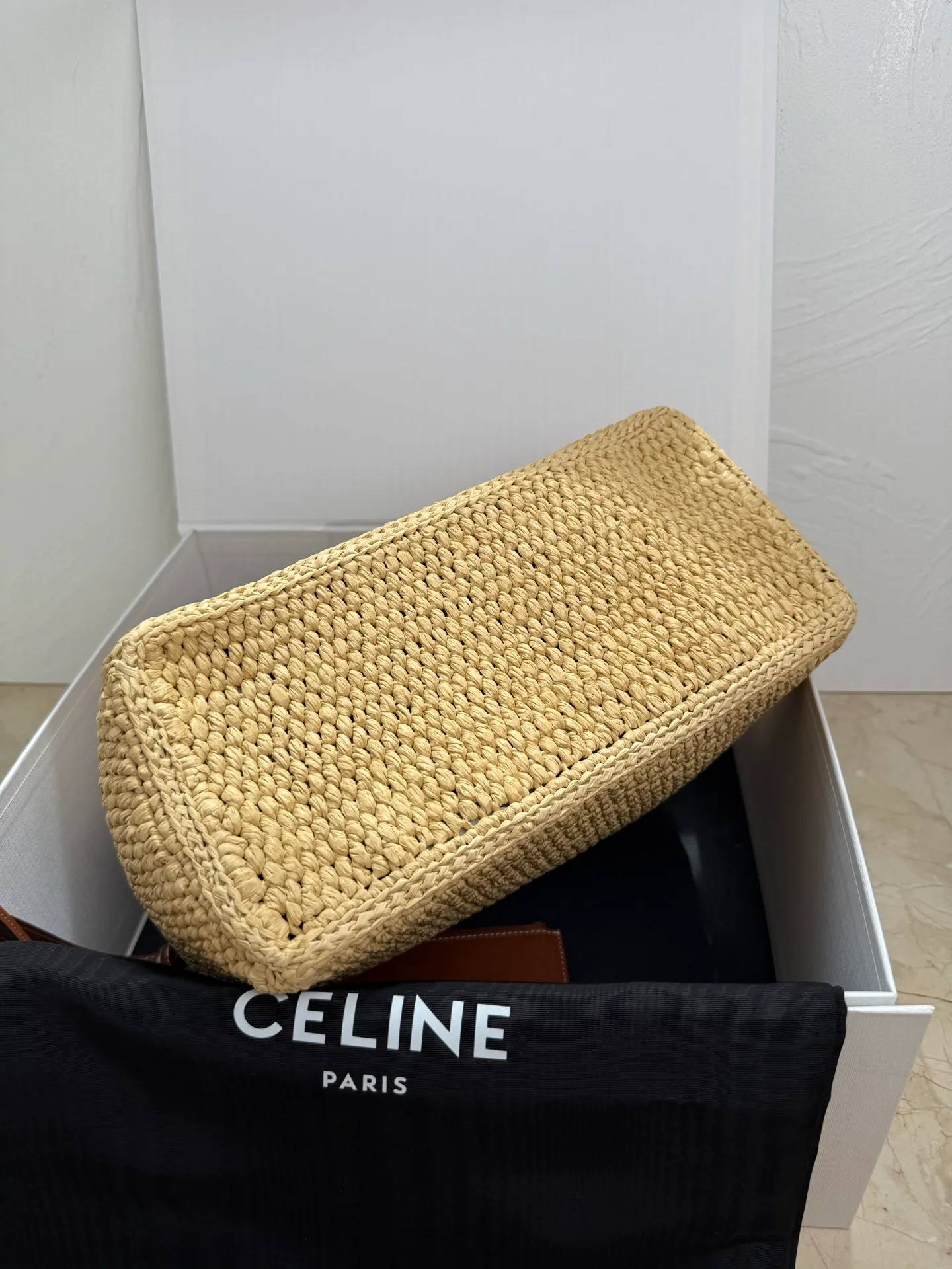 850. CELINE TCABAS THAIS Small Plant Material Wagyu Leather Handbag Midsummer belongs to straw bags🌴🌴🌴 CELINE24 new straw small tote, perfect texture, exquisite details, salty or sweet, French elegance, full of atmosphere👗Multiple carrying methods, can be carried or shoulder~ Compared with previous straw bags, the feel is more delicate and the material is softer. A must-have for summer✨ Purely hand-woven natural grass + three-dimensional Arc de Triomphe retro leather label + small inner bag ‼ ️Note: Hand-woven handbags, each piece is unique. Sizes and shapes may vary slightly. Vegetable material, cowhide leather trim, unlined, gold-tone finish, shoulder carry, 1 internal removable zipped pocket, handle drop 12 cm, removable and adjustable shoulder strap, min. 44 cm, max. 46 cm Dimensions: 27 X 19 X 13 cm Ref.: 116302