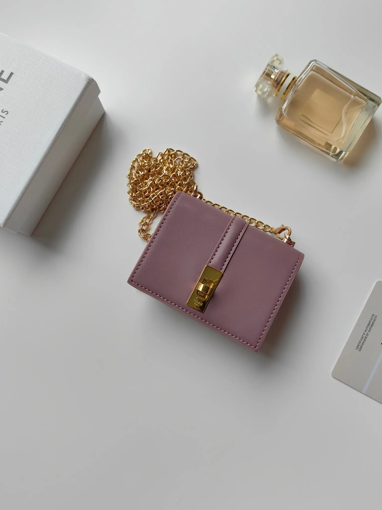 💰140 Celine's latest chain card holder, TRIOMPHE flip chain card holder, can be worn cross-body, classic pattern with plain microfiber interior, rotating lock closure, 1 thickened main compartment, 2 inner card slots. No.: 10M472 Size: 10.5x8.5x3 cm