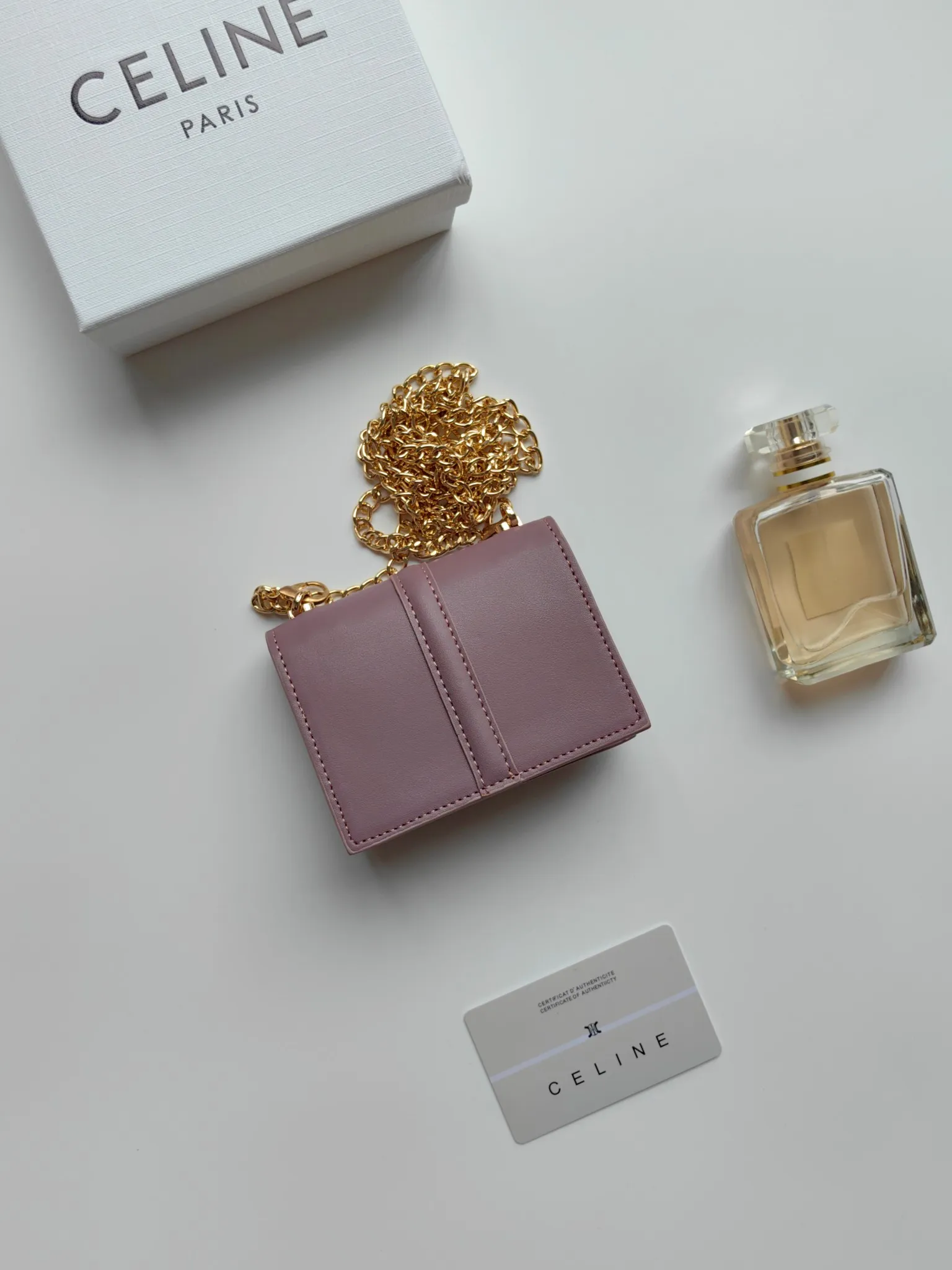 💰140 Celine's latest chain card holder, TRIOMPHE flip chain card holder, can be worn cross-body, classic pattern with plain microfiber interior, rotating lock closure, 1 thickened main compartment, 2 inner card slots. No.: 10M472 Size: 10.5x8.5x3 cm
