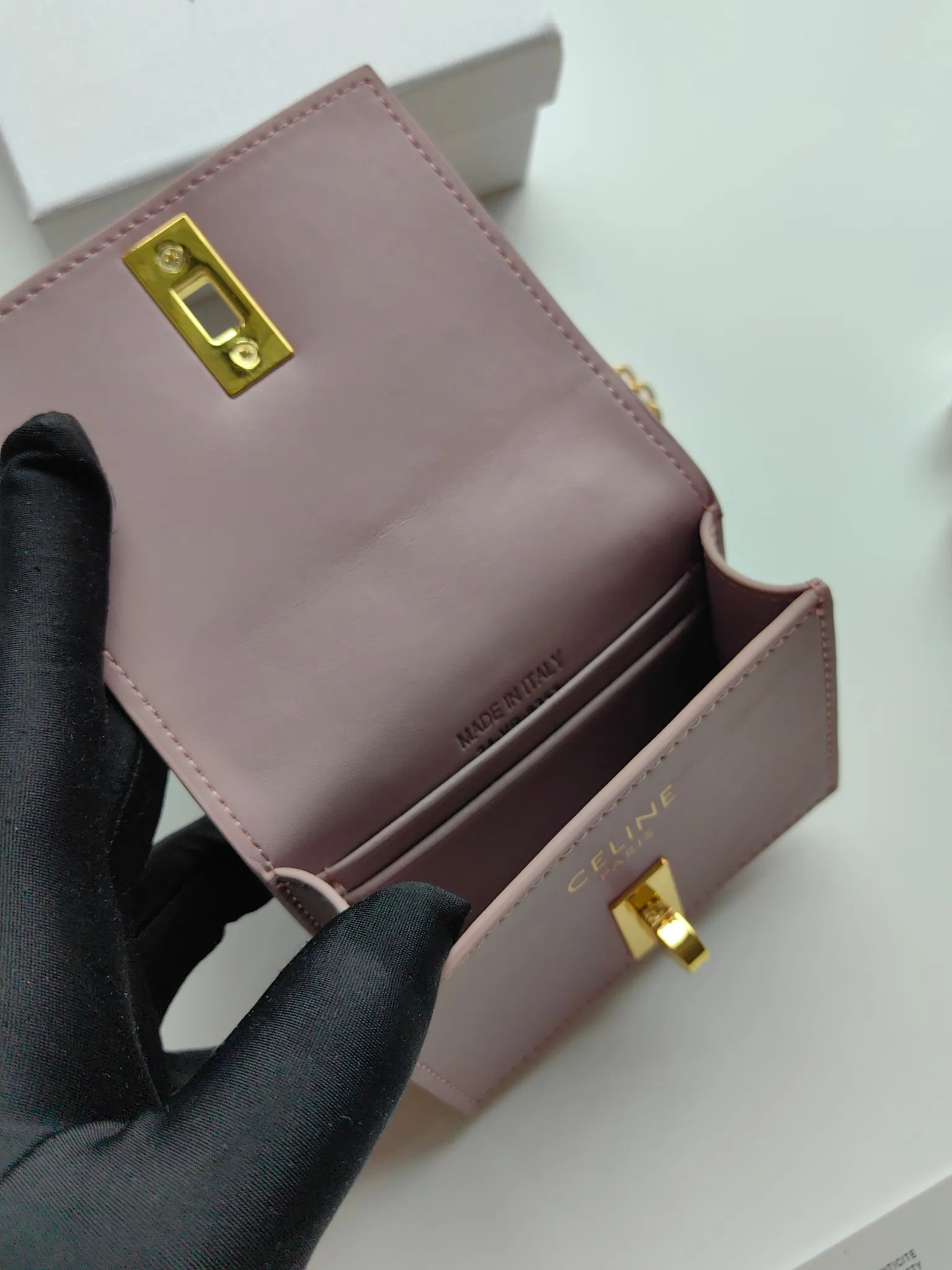 💰140 Celine's latest chain card holder, TRIOMPHE flip chain card holder, can be worn cross-body, classic pattern with plain microfiber interior, rotating lock closure, 1 thickened main compartment, 2 inner card slots. No.: 10M472 Size: 10.5x8.5x3 cm
