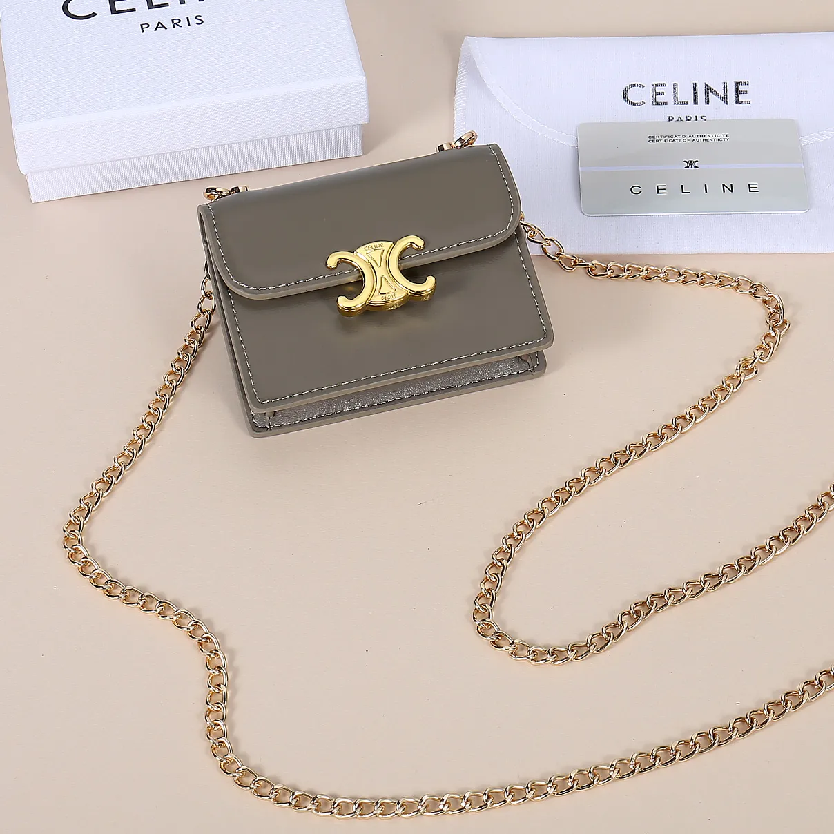 💰140, Celine's new chain TRIOMPHE business card bag, which can be worn cross-body, has a large cowhide surface with plain microfiber, gold-finished TRIOMPHE metal snap closure, 1 thickened main compartment, and 3 inner card slots. No.: 10N062 Size: 10.5x8.5x3 cm