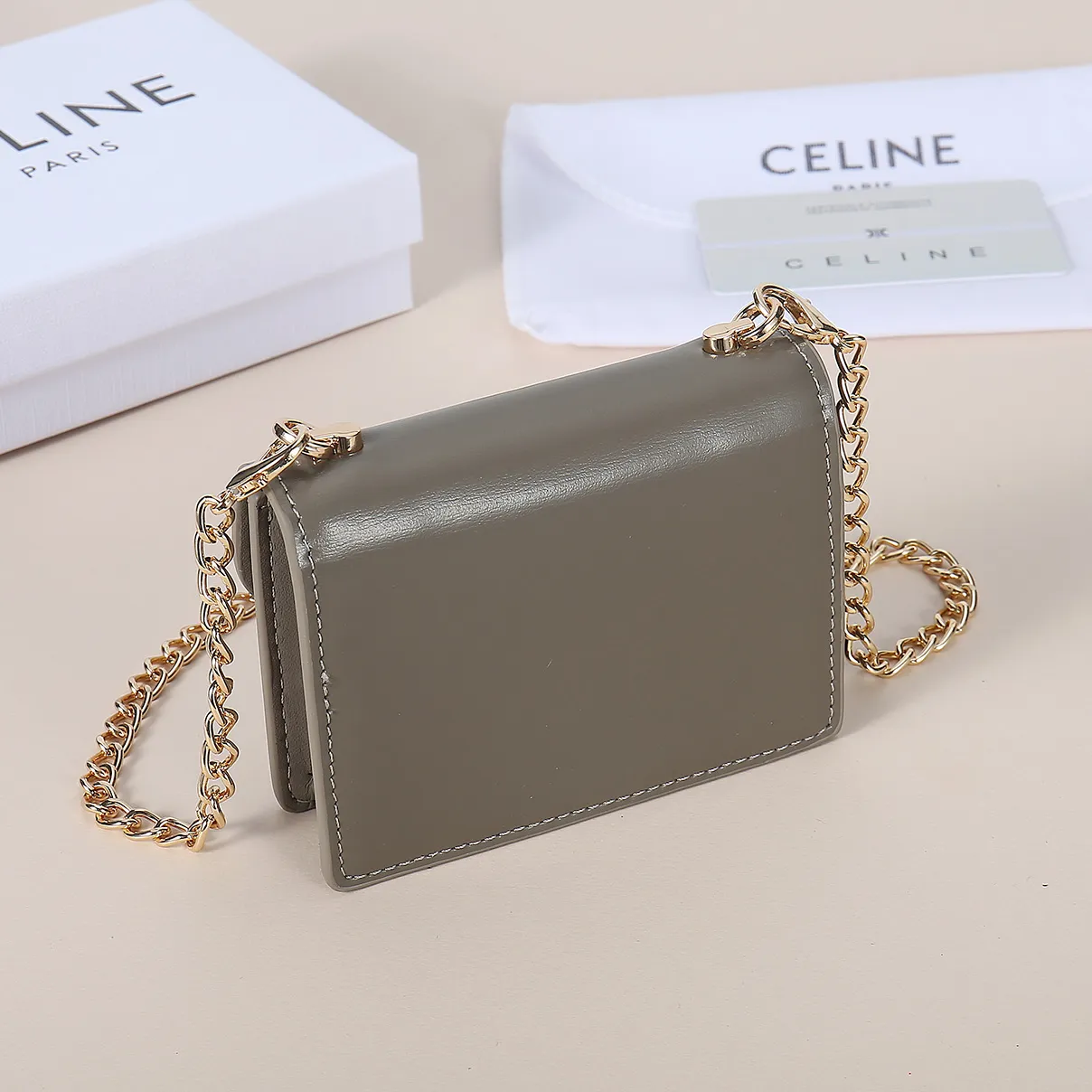 💰140, Celine's new chain TRIOMPHE business card bag, which can be worn cross-body, has a large cowhide surface with plain microfiber, gold-finished TRIOMPHE metal snap closure, 1 thickened main compartment, and 3 inner card slots. No.: 10N062 Size: 10.5x8.5x3 cm