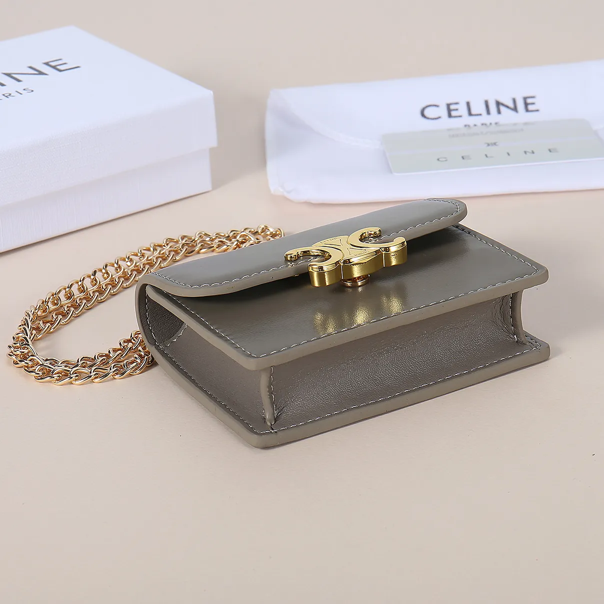 💰140, Celine's new chain TRIOMPHE business card bag, which can be worn cross-body, has a large cowhide surface with plain microfiber, gold-finished TRIOMPHE metal snap closure, 1 thickened main compartment, and 3 inner card slots. No.: 10N062 Size: 10.5x8.5x3 cm