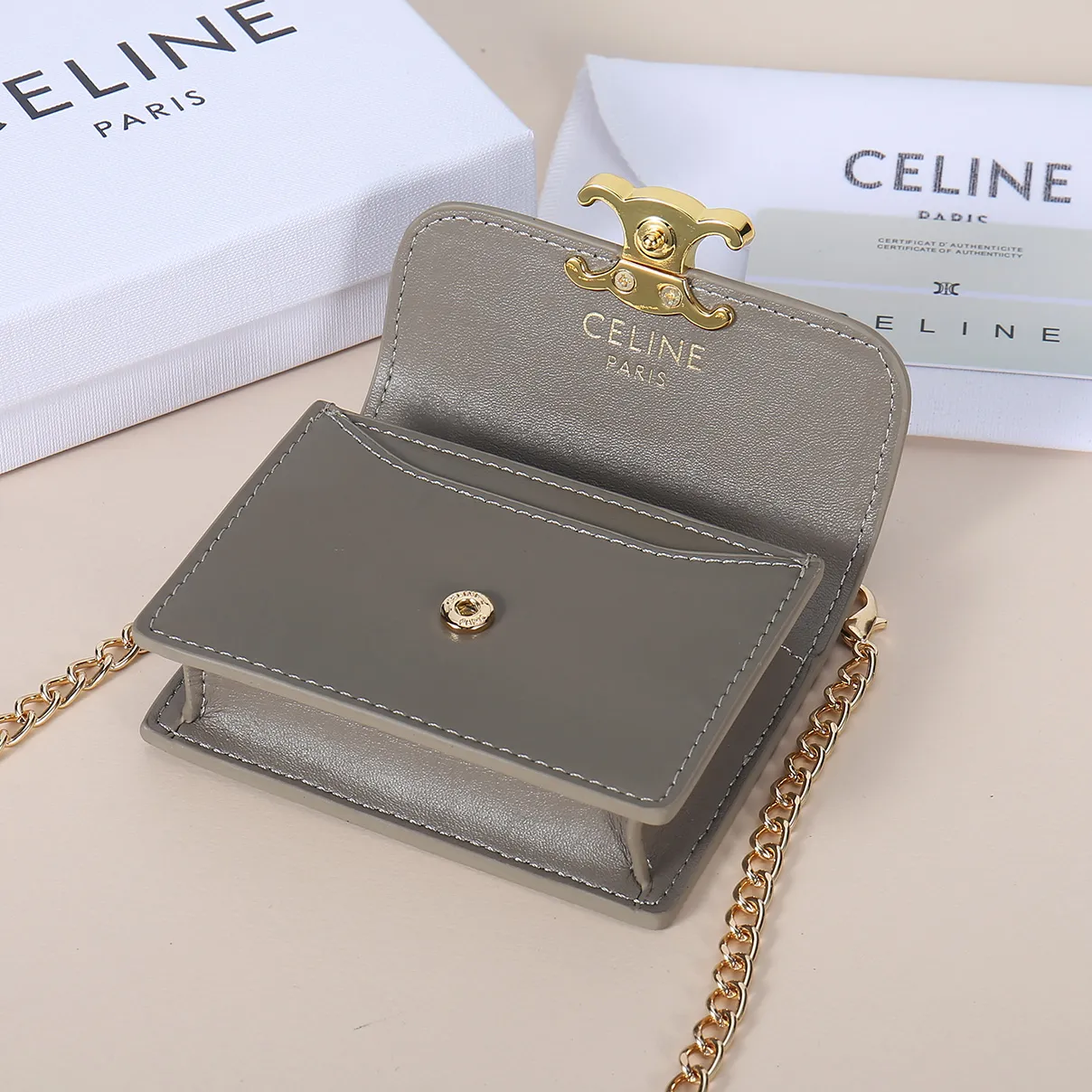 💰140, Celine's new chain TRIOMPHE business card bag, which can be worn cross-body, has a large cowhide surface with plain microfiber, gold-finished TRIOMPHE metal snap closure, 1 thickened main compartment, and 3 inner card slots. No.: 10N062 Size: 10.5x8.5x3 cm