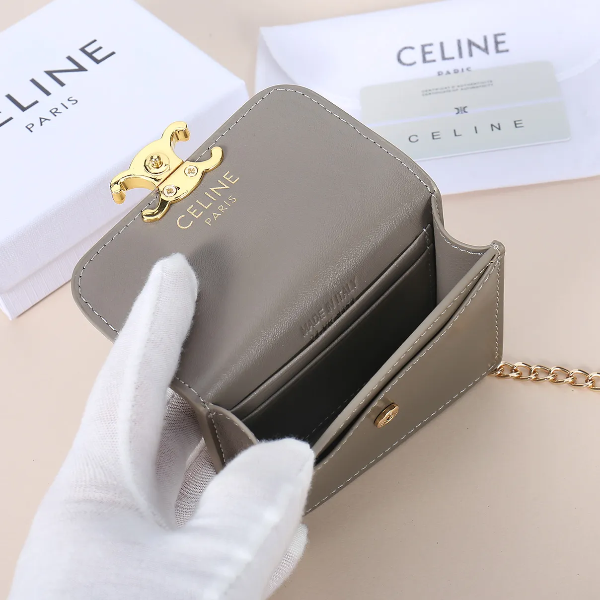 💰140, Celine's new chain TRIOMPHE business card bag, which can be worn cross-body, has a large cowhide surface with plain microfiber, gold-finished TRIOMPHE metal snap closure, 1 thickened main compartment, and 3 inner card slots. No.: 10N062 Size: 10.5x8.5x3 cm
