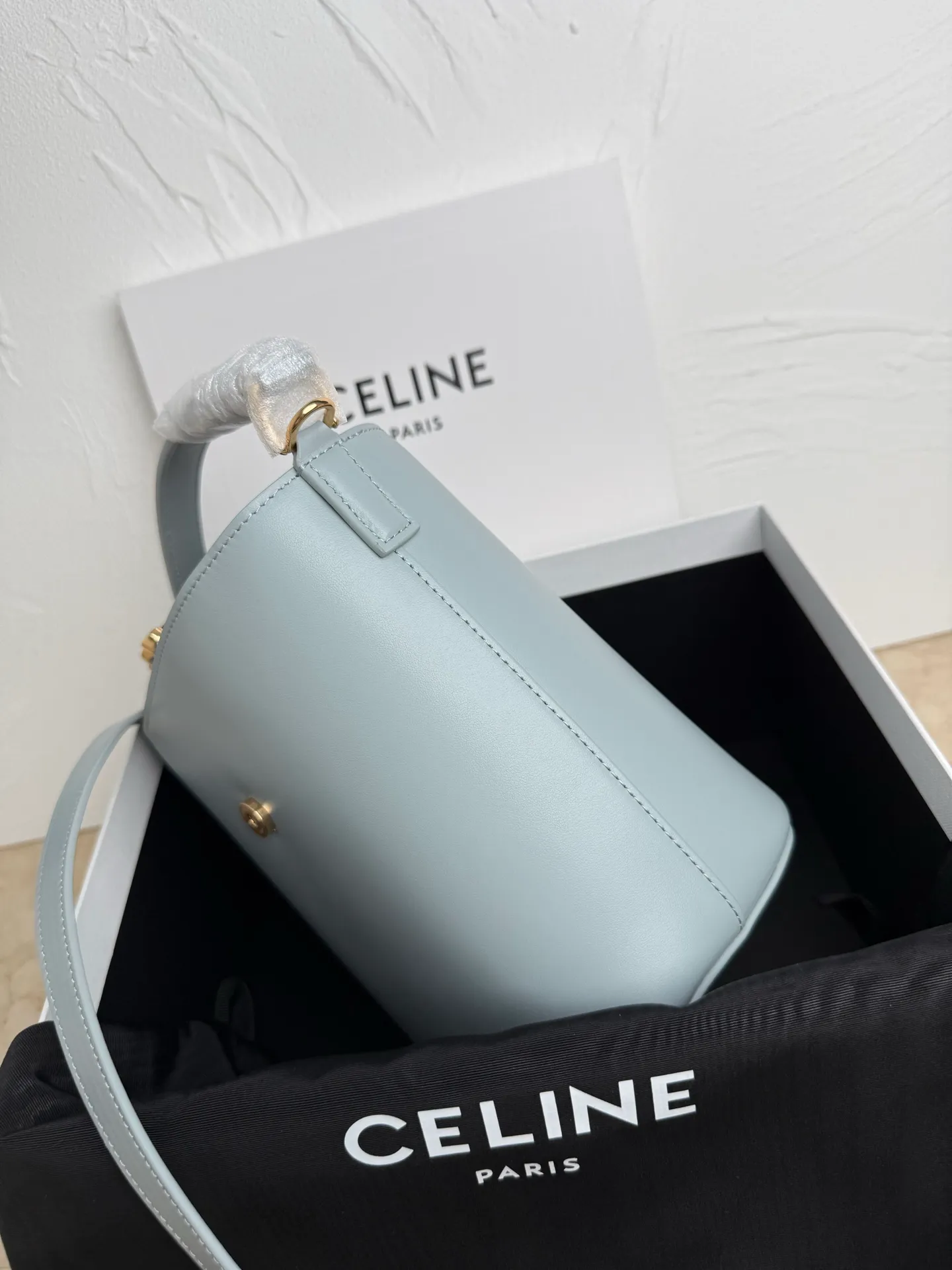 p1500𝗖𝗘𝗟𝗜𝗡𝗘 | LOUISE SMALL Smooth Cow Leather Handbag 6 X 7 X 5 inches (16 Removable and adjustable shoulder strap, minimum length 19" (48cm), maximum length 21" (53.5cm) Number: 119173FX9.38NO