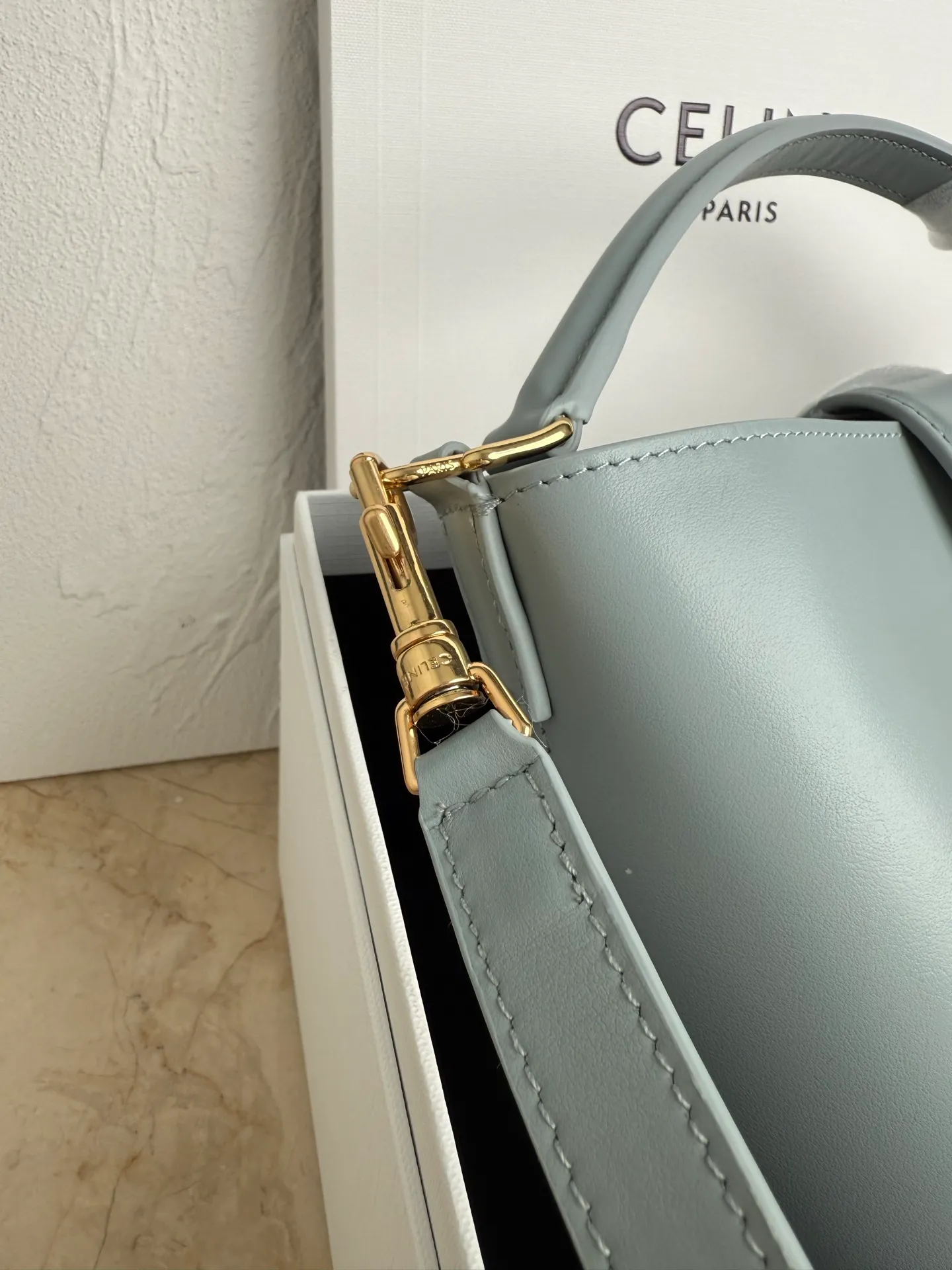 p1500𝗖𝗘𝗟𝗜𝗡𝗘 | LOUISE SMALL Smooth Cow Leather Handbag 6 X 7 X 5 inches (16 Removable and adjustable shoulder strap, minimum length 19" (48cm), maximum length 21" (53.5cm) Number: 119173FX9.38NO