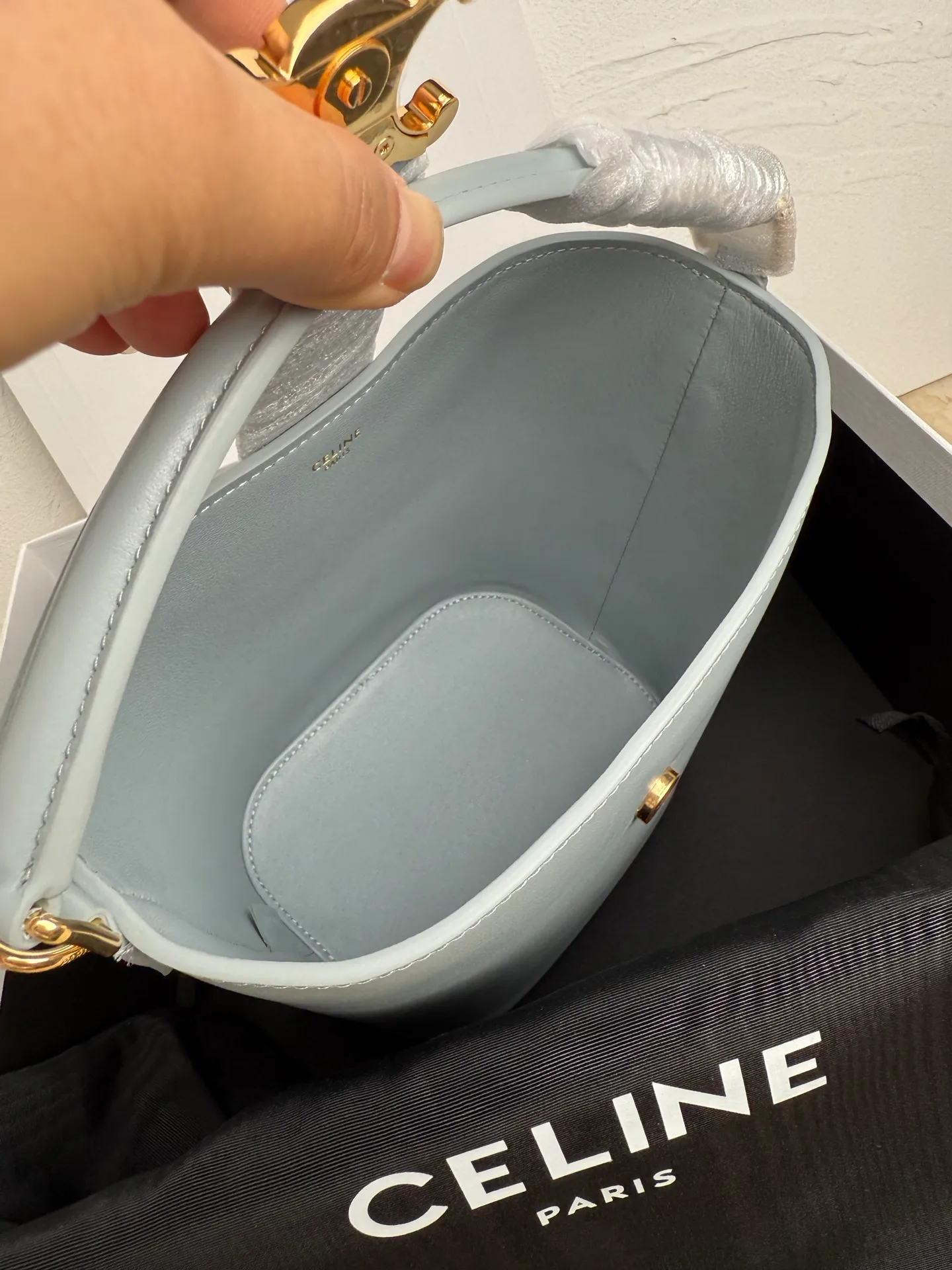 p1500𝗖𝗘𝗟𝗜𝗡𝗘 | LOUISE SMALL Smooth Cow Leather Handbag 6 X 7 X 5 inches (16 Removable and adjustable shoulder strap, minimum length 19" (48cm), maximum length 21" (53.5cm) Number: 119173FX9.38NO