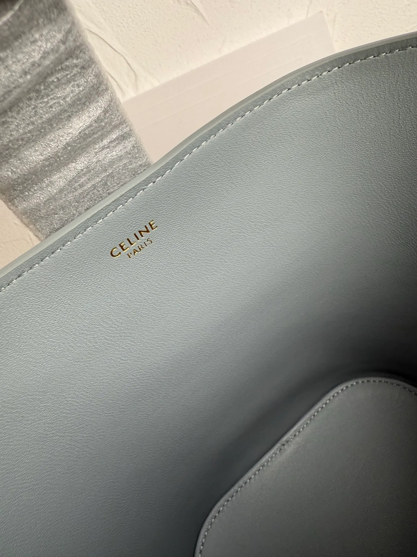 p1500𝗖𝗘𝗟𝗜𝗡𝗘 | LOUISE SMALL Smooth Cow Leather Handbag 6 X 7 X 5 inches (16 Removable and adjustable shoulder strap, minimum length 19" (48cm), maximum length 21" (53.5cm) Number: 119173FX9.38NO