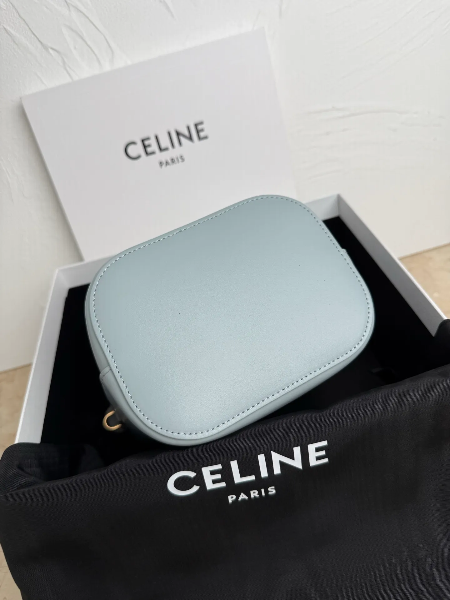 p1500𝗖𝗘𝗟𝗜𝗡𝗘 | LOUISE SMALL Smooth Cow Leather Handbag 6 X 7 X 5 inches (16 Removable and adjustable shoulder strap, minimum length 19" (48cm), maximum length 21" (53.5cm) Number: 119173FX9.38NO