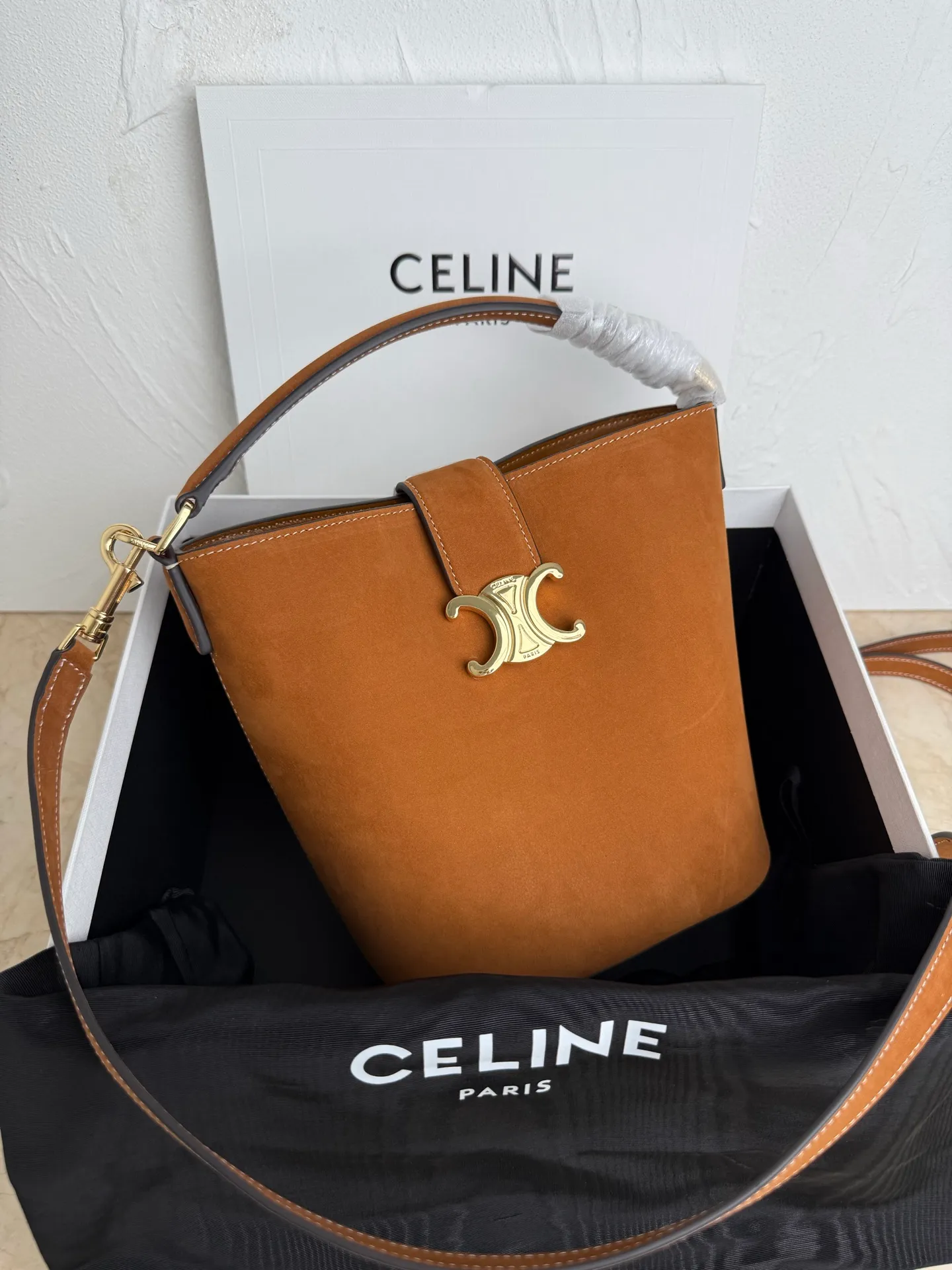 p1500𝗖𝗘𝗟𝗜𝗡𝗘 | LOUISE SMALL Smooth Cow Leather Handbag 6 X 7 X 5 inches (16 Removable and adjustable shoulder strap, minimum length 19" (48cm), maximum length 21" (53.5cm) Number: 119173FX9.38NO