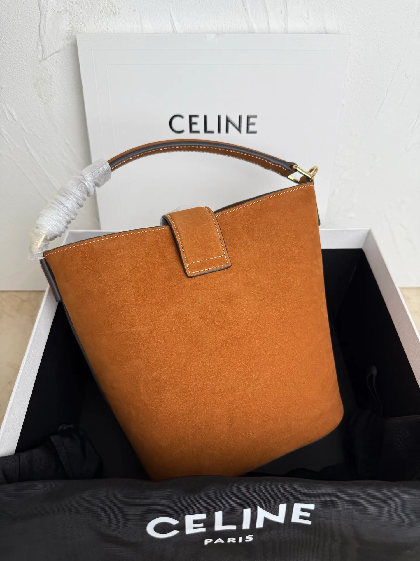 p1500𝗖𝗘𝗟𝗜𝗡𝗘 | LOUISE SMALL Smooth Cow Leather Handbag 6 X 7 X 5 inches (16 Removable and adjustable shoulder strap, minimum length 19" (48cm), maximum length 21" (53.5cm) Number: 119173FX9.38NO