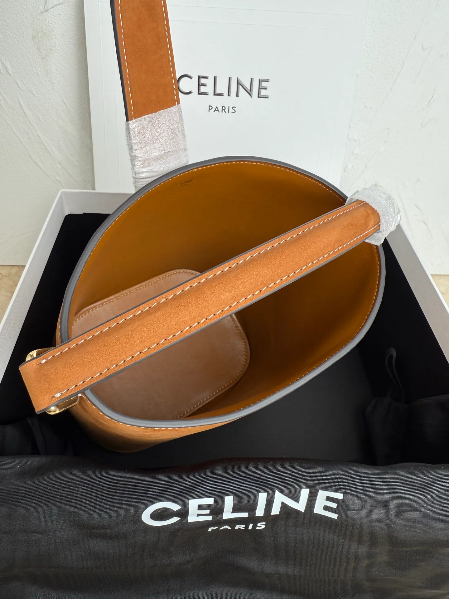 p1500𝗖𝗘𝗟𝗜𝗡𝗘 | LOUISE SMALL Smooth Cow Leather Handbag 6 X 7 X 5 inches (16 Removable and adjustable shoulder strap, minimum length 19" (48cm), maximum length 21" (53.5cm) Number: 119173FX9.38NO