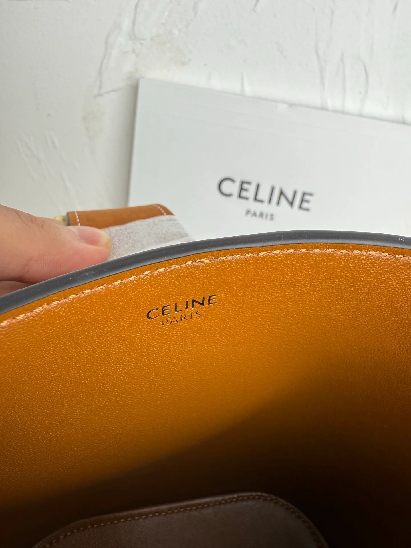 p1500𝗖𝗘𝗟𝗜𝗡𝗘 | LOUISE SMALL Smooth Cow Leather Handbag 6 X 7 X 5 inches (16 Removable and adjustable shoulder strap, minimum length 19" (48cm), maximum length 21" (53.5cm) Number: 119173FX9.38NO