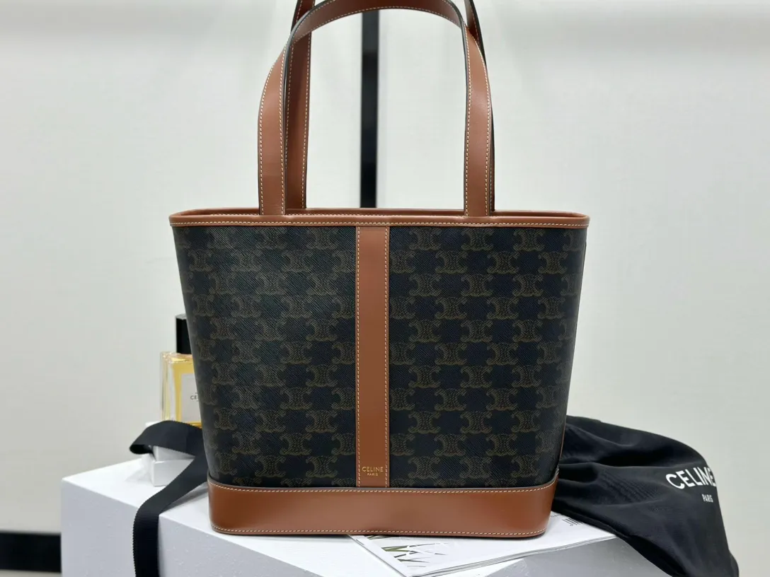 💰 Top products in 1320 market 𝗖𝗘𝗟𝗜𝗡𝗘 𝑪𝑨𝑩𝑨𝑺 small logo printed cow leather handbag 𝑻𝑹𝑰𝑶𝑴𝑷𝑯𝑬 𝑪𝑨𝑵𝑽𝑨𝑺 logo printing, cow leather binding, fabric lining, snap button closure, 🉑shoulder carry, hand-held, highly recommended‼ ️ 𝑠　𝑧𝑒: 𝟮𝟲.𝟱*𝟮𝟯*𝟭𝟮𝒄𝒎 Model: 115082