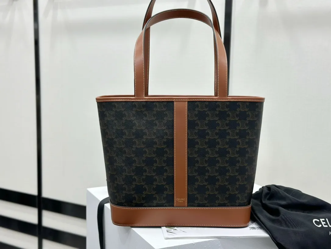 💰 Top products in 1320 market 𝗖𝗘𝗟𝗜𝗡𝗘 𝑪𝑨𝑩𝑨𝑺 small logo printed cow leather handbag 𝑻𝑹𝑰𝑶𝑴𝑷𝑯𝑬 𝑪𝑨𝑵𝑽𝑨𝑺 logo printing, cow leather binding, fabric lining, snap button closure, 🉑shoulder carry, hand-held, highly recommended‼ ️ 𝑠　𝑧𝑒: 𝟮𝟲.𝟱*𝟮𝟯*𝟭𝟮𝒄𝒎 Model: 115082