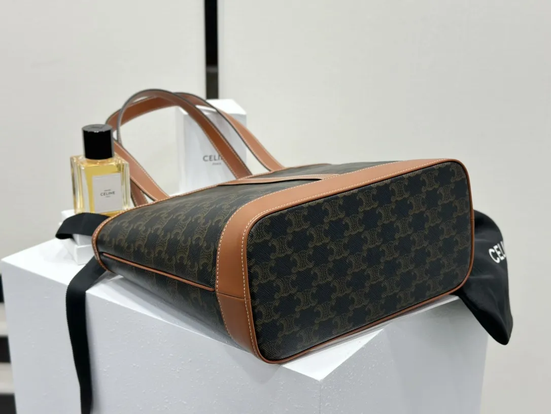 💰 Top products in 1320 market 𝗖𝗘𝗟𝗜𝗡𝗘 𝑪𝑨𝑩𝑨𝑺 small logo printed cow leather handbag 𝑻𝑹𝑰𝑶𝑴𝑷𝑯𝑬 𝑪𝑨𝑵𝑽𝑨𝑺 logo printing, cow leather binding, fabric lining, snap button closure, 🉑shoulder carry, hand-held, highly recommended‼ ️ 𝑠　𝑧𝑒: 𝟮𝟲.𝟱*𝟮𝟯*𝟭𝟮𝒄𝒎 Model: 115082