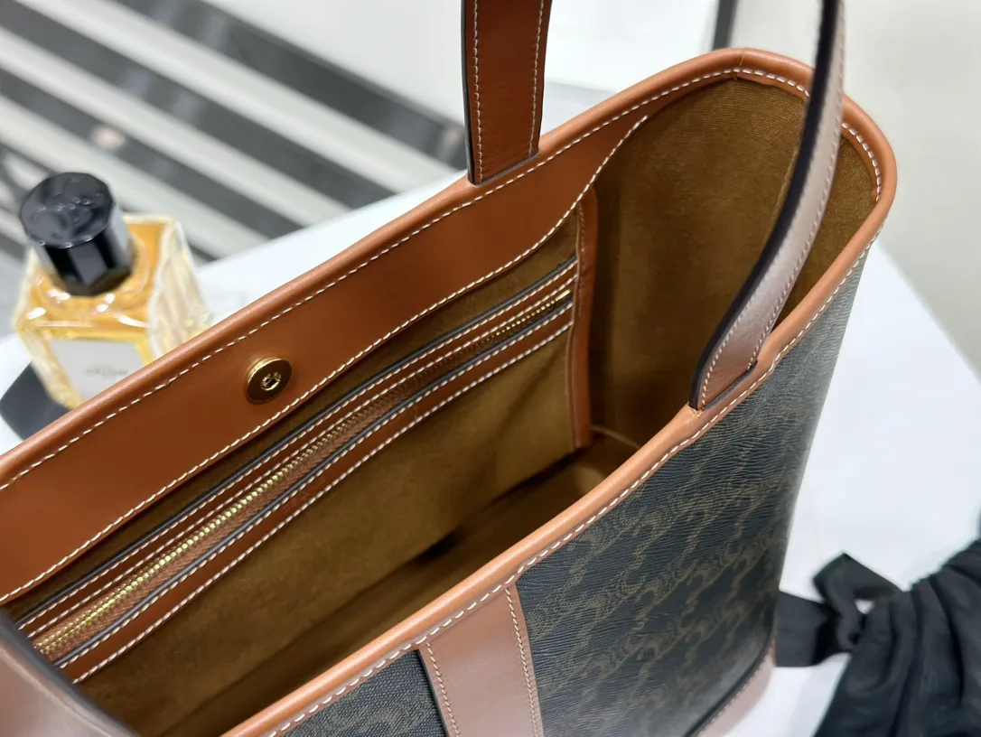 💰 Top products in 1320 market 𝗖𝗘𝗟𝗜𝗡𝗘 𝑪𝑨𝑩𝑨𝑺 small logo printed cow leather handbag 𝑻𝑹𝑰𝑶𝑴𝑷𝑯𝑬 𝑪𝑨𝑵𝑽𝑨𝑺 logo printing, cow leather binding, fabric lining, snap button closure, 🉑shoulder carry, hand-held, highly recommended‼ ️ 𝑠　𝑧𝑒: 𝟮𝟲.𝟱*𝟮𝟯*𝟭𝟮𝒄𝒎 Model: 115082