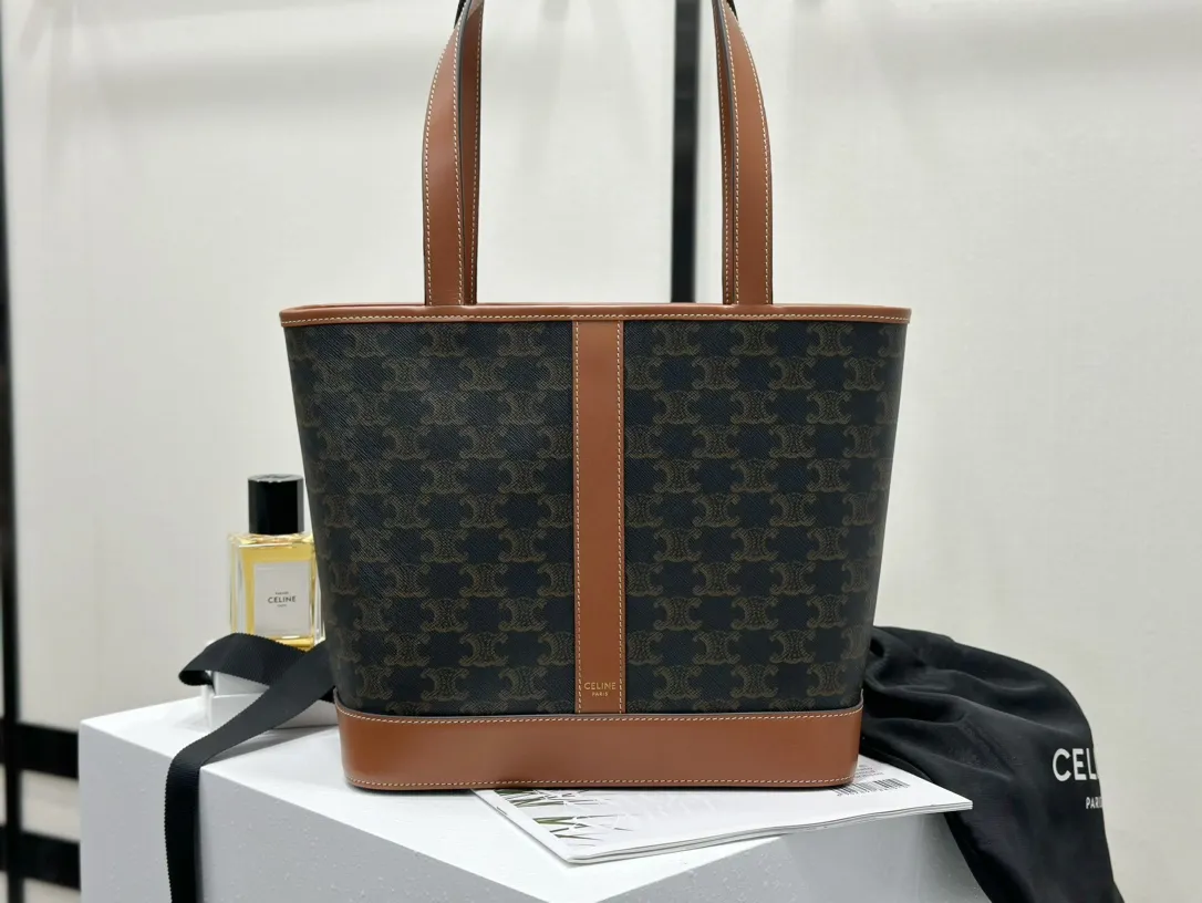 💰 Top products in 1320 market 𝗖𝗘𝗟𝗜𝗡𝗘 𝑪𝑨𝑩𝑨𝑺 small logo printed cow leather handbag 𝑻𝑹𝑰𝑶𝑴𝑷𝑯𝑬 𝑪𝑨𝑵𝑽𝑨𝑺 logo printing, cow leather binding, fabric lining, snap button closure, 🉑shoulder carry, hand-held, highly recommended‼ ️ 𝑠　𝑧𝑒: 𝟮𝟲.𝟱*𝟮𝟯*𝟭𝟮𝒄𝒎 Model: 115082