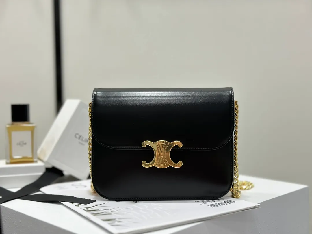 💰1800 The top product in the market 𝗖𝗘𝗟𝗜𝗡𝗘 |𝑪𝑶𝑳𝑳𝑬𝑮𝑬 𝑻𝑹𝑰𝑶𝑴𝑷𝑯𝑬 Arc de Triomphe Black Gold 𝗖𝗲𝗹𝗶𝗻𝗲The Arc de Triomphe is really noble, classic black gold, with 𝗖𝗘𝗟𝗜 added to the original lock 𝗡𝗘 initials 𝗖 Arc de Triomphe buckle, a complete injection of Parisian blood, 𝑻𝑹𝑰𝑶𝑴𝑷𝑯𝑬 magnetic buckle Cow leather, sheep leather lining, crossbody and shoulder carry. The whole bag feels light, casual, soft and comfortable.  𝑠　𝑧𝑒: 𝟮𝟬*𝟭𝟲*𝟱𝒄𝒎 Model: 113583