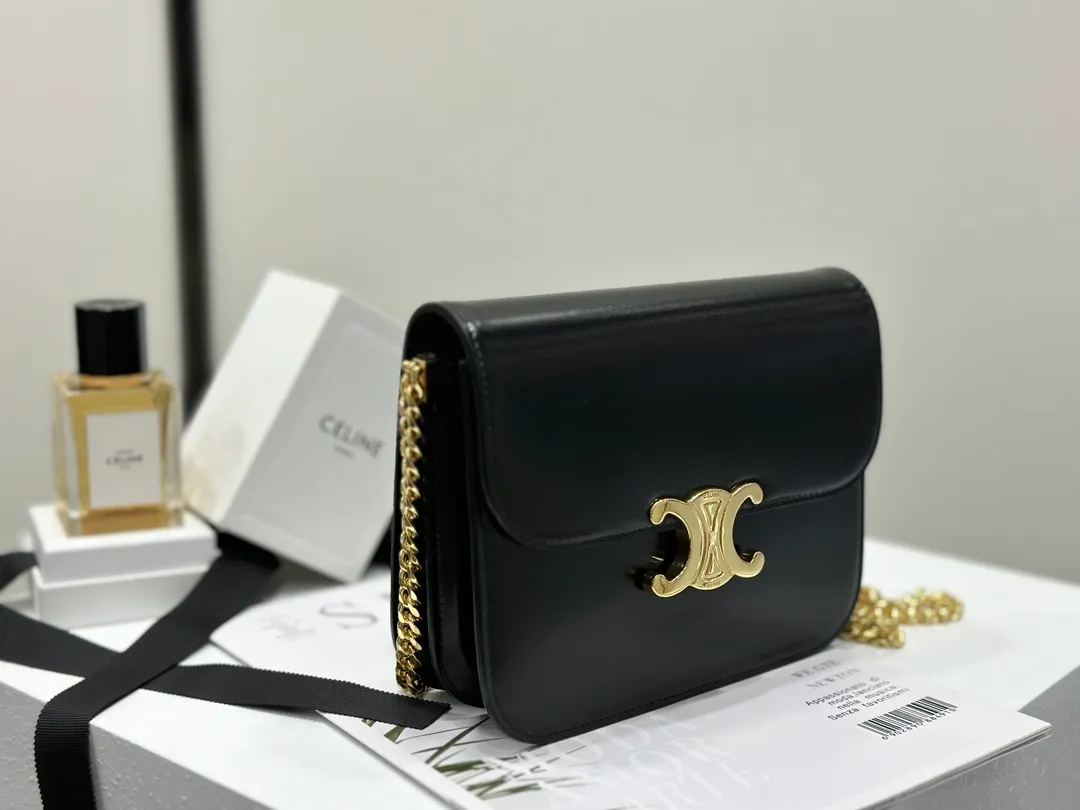 💰1800 The top product in the market 𝗖𝗘𝗟𝗜𝗡𝗘 |𝑪𝑶𝑳𝑳𝑬𝑮𝑬 𝑻𝑹𝑰𝑶𝑴𝑷𝑯𝑬 Arc de Triomphe Black Gold 𝗖𝗲𝗹𝗶𝗻𝗲The Arc de Triomphe is really noble, classic black gold, with 𝗖𝗘𝗟𝗜 added to the original lock 𝗡𝗘 initials 𝗖 Arc de Triomphe buckle, a complete injection of Parisian blood, 𝑻𝑹𝑰𝑶𝑴𝑷𝑯𝑬 magnetic buckle Cow leather, sheep leather lining, crossbody and shoulder carry. The whole bag feels light, casual, soft and comfortable.  𝑠　𝑧𝑒: 𝟮𝟬*𝟭𝟲*𝟱𝒄𝒎 Model: 113583
