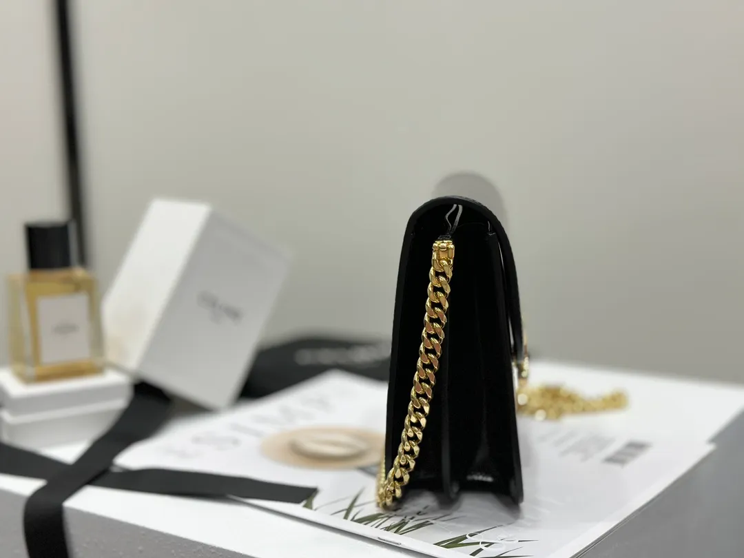 💰1800 The top product in the market 𝗖𝗘𝗟𝗜𝗡𝗘 |𝑪𝑶𝑳𝑳𝑬𝑮𝑬 𝑻𝑹𝑰𝑶𝑴𝑷𝑯𝑬 Arc de Triomphe Black Gold 𝗖𝗲𝗹𝗶𝗻𝗲The Arc de Triomphe is really noble, classic black gold, with 𝗖𝗘𝗟𝗜 added to the original lock 𝗡𝗘 initials 𝗖 Arc de Triomphe buckle, a complete injection of Parisian blood, 𝑻𝑹𝑰𝑶𝑴𝑷𝑯𝑬 magnetic buckle Cow leather, sheep leather lining, crossbody and shoulder carry. The whole bag feels light, casual, soft and comfortable.  𝑠　𝑧𝑒: 𝟮𝟬*𝟭𝟲*𝟱𝒄𝒎 Model: 113583