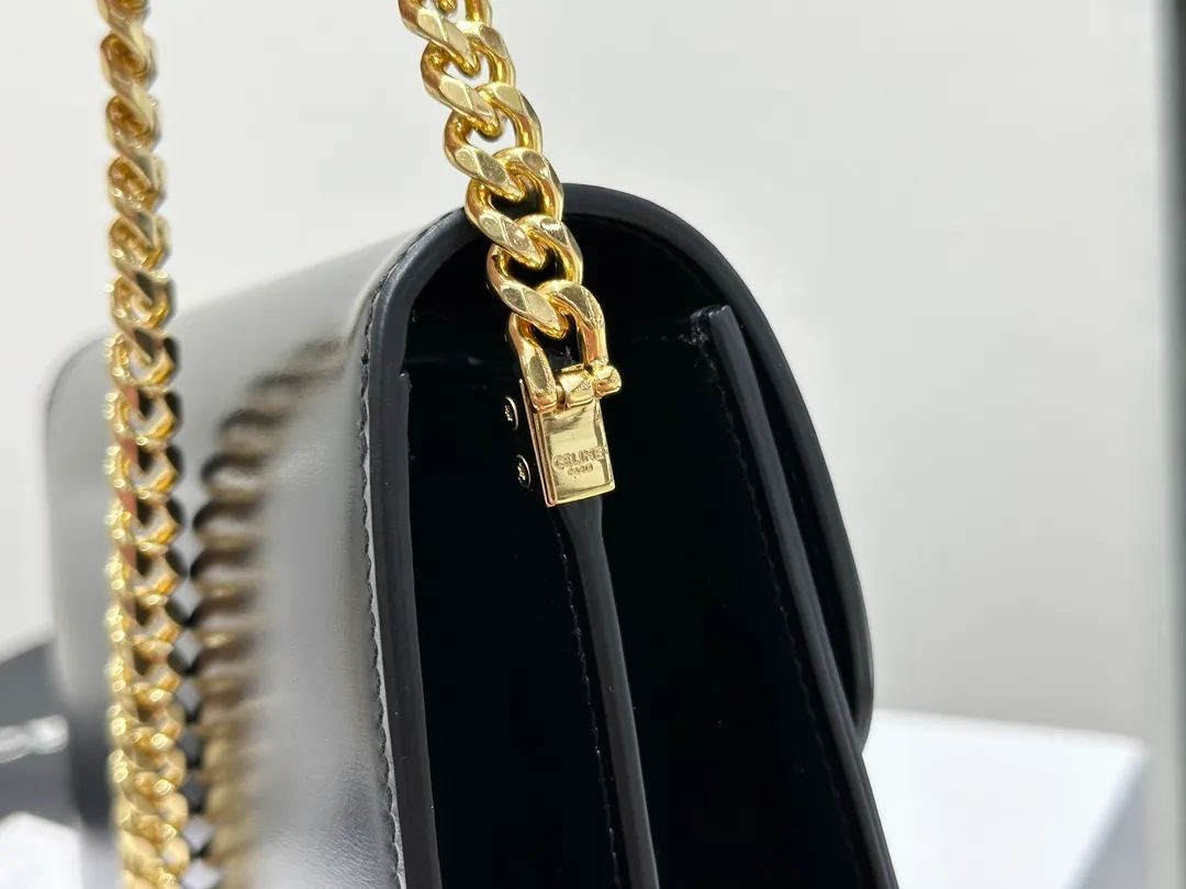 💰1800 The top product in the market 𝗖𝗘𝗟𝗜𝗡𝗘 |𝑪𝑶𝑳𝑳𝑬𝑮𝑬 𝑻𝑹𝑰𝑶𝑴𝑷𝑯𝑬 Arc de Triomphe Black Gold 𝗖𝗲𝗹𝗶𝗻𝗲The Arc de Triomphe is really noble, classic black gold, with 𝗖𝗘𝗟𝗜 added to the original lock 𝗡𝗘 initials 𝗖 Arc de Triomphe buckle, a complete injection of Parisian blood, 𝑻𝑹𝑰𝑶𝑴𝑷𝑯𝑬 magnetic buckle Cow leather, sheep leather lining, crossbody and shoulder carry. The whole bag feels light, casual, soft and comfortable.  𝑠　𝑧𝑒: 𝟮𝟬*𝟭𝟲*𝟱𝒄𝒎 Model: 113583