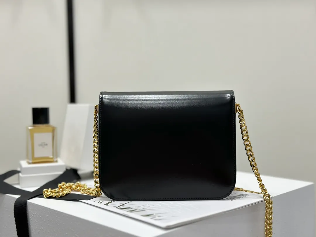 💰1800 The top product in the market 𝗖𝗘𝗟𝗜𝗡𝗘 |𝑪𝑶𝑳𝑳𝑬𝑮𝑬 𝑻𝑹𝑰𝑶𝑴𝑷𝑯𝑬 Arc de Triomphe Black Gold 𝗖𝗲𝗹𝗶𝗻𝗲The Arc de Triomphe is really noble, classic black gold, with 𝗖𝗘𝗟𝗜 added to the original lock 𝗡𝗘 initials 𝗖 Arc de Triomphe buckle, a complete injection of Parisian blood, 𝑻𝑹𝑰𝑶𝑴𝑷𝑯𝑬 magnetic buckle Cow leather, sheep leather lining, crossbody and shoulder carry. The whole bag feels light, casual, soft and comfortable.  𝑠　𝑧𝑒: 𝟮𝟬*𝟭𝟲*𝟱𝒄𝒎 Model: 113583