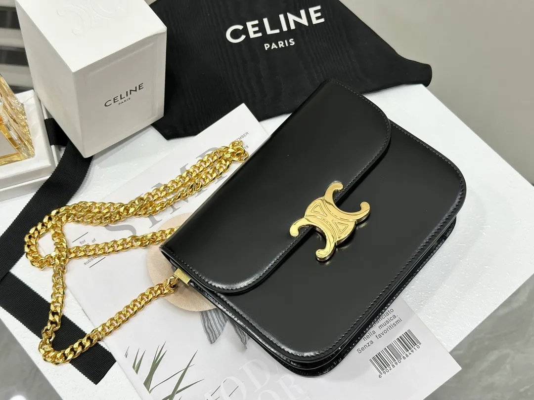 💰1800 The top product in the market 𝗖𝗘𝗟𝗜𝗡𝗘 |𝑪𝑶𝑳𝑳𝑬𝑮𝑬 𝑻𝑹𝑰𝑶𝑴𝑷𝑯𝑬 Arc de Triomphe Black Gold 𝗖𝗲𝗹𝗶𝗻𝗲The Arc de Triomphe is really noble, classic black gold, with 𝗖𝗘𝗟𝗜 added to the original lock 𝗡𝗘 initials 𝗖 Arc de Triomphe buckle, a complete injection of Parisian blood, 𝑻𝑹𝑰𝑶𝑴𝑷𝑯𝑬 magnetic buckle Cow leather, sheep leather lining, crossbody and shoulder carry. The whole bag feels light, casual, soft and comfortable.  𝑠　𝑧𝑒: 𝟮𝟬*𝟭𝟲*𝟱𝒄𝒎 Model: 113583
