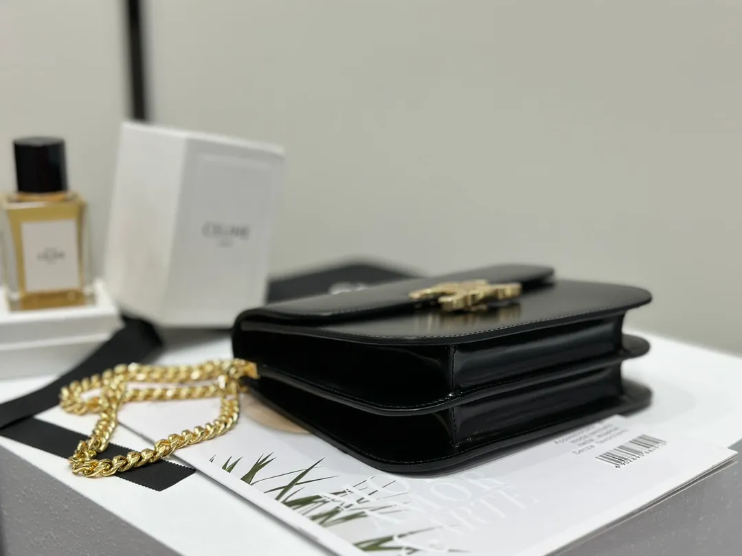 💰1800 The top product in the market 𝗖𝗘𝗟𝗜𝗡𝗘 |𝑪𝑶𝑳𝑳𝑬𝑮𝑬 𝑻𝑹𝑰𝑶𝑴𝑷𝑯𝑬 Arc de Triomphe Black Gold 𝗖𝗲𝗹𝗶𝗻𝗲The Arc de Triomphe is really noble, classic black gold, with 𝗖𝗘𝗟𝗜 added to the original lock 𝗡𝗘 initials 𝗖 Arc de Triomphe buckle, a complete injection of Parisian blood, 𝑻𝑹𝑰𝑶𝑴𝑷𝑯𝑬 magnetic buckle Cow leather, sheep leather lining, crossbody and shoulder carry. The whole bag feels light, casual, soft and comfortable.  𝑠　𝑧𝑒: 𝟮𝟬*𝟭𝟲*𝟱𝒄𝒎 Model: 113583