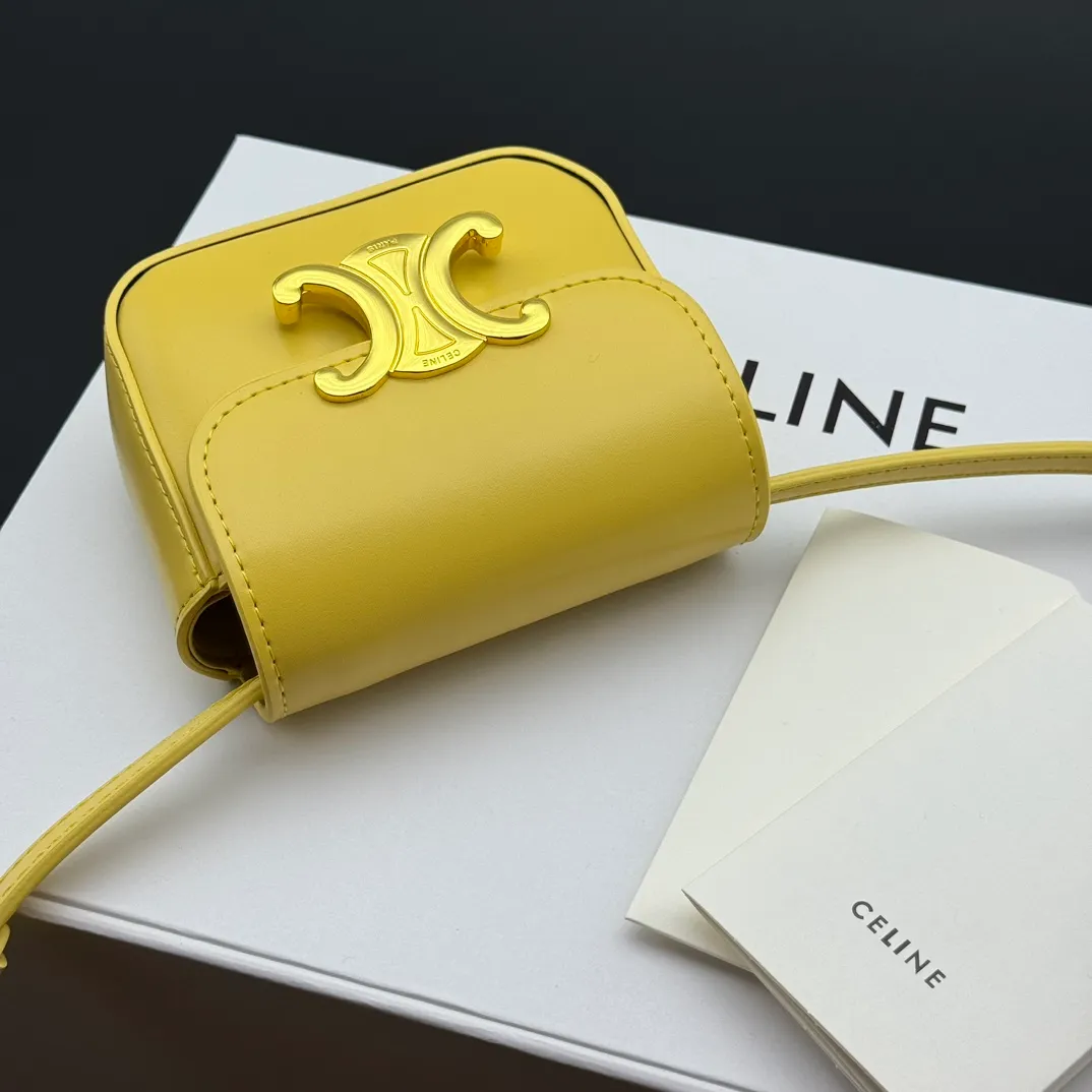 💰230 💎Upgraded original version💖 Comes with gift box 𝗖𝗘𝗟𝗜𝗡𝗘 | 𝗧𝗥𝗜𝗢𝗠𝗣𝗛𝗘 𝗠𝗜𝗡𝗜 Arc de Triomphe Mini Crossbody Bag〰️ Yellow# (Calfskin) Arc de Triomphe and minimalist inspiration collide. Beautiful to the core. The shape of the bag is simply the golden ratio. Small and delicate. The more you look at it, the better it looks. It gives people a French gentle style🍃. Carrying it on the body is like an exquisite work of art. Made of genuine Italian leather. The texture of the leather is perfect. 𝑠　𝑧𝑒: 𝟭𝟭*𝟴*𝟰𝒄𝒎 Model: 101513/10I513