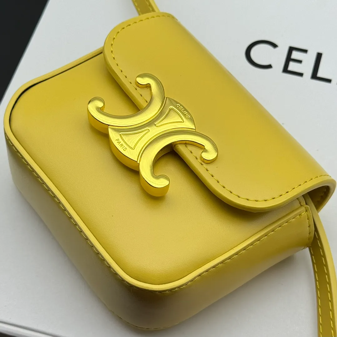 💰230 💎Upgraded original version💖 Comes with gift box 𝗖𝗘𝗟𝗜𝗡𝗘 | 𝗧𝗥𝗜𝗢𝗠𝗣𝗛𝗘 𝗠𝗜𝗡𝗜 Arc de Triomphe Mini Crossbody Bag〰️ Yellow# (Calfskin) Arc de Triomphe and minimalist inspiration collide. Beautiful to the core. The shape of the bag is simply the golden ratio. Small and delicate. The more you look at it, the better it looks. It gives people a French gentle style🍃. Carrying it on the body is like an exquisite work of art. Made of genuine Italian leather. The texture of the leather is perfect. 𝑠　𝑧𝑒: 𝟭𝟭*𝟴*𝟰𝒄𝒎 Model: 101513/10I513