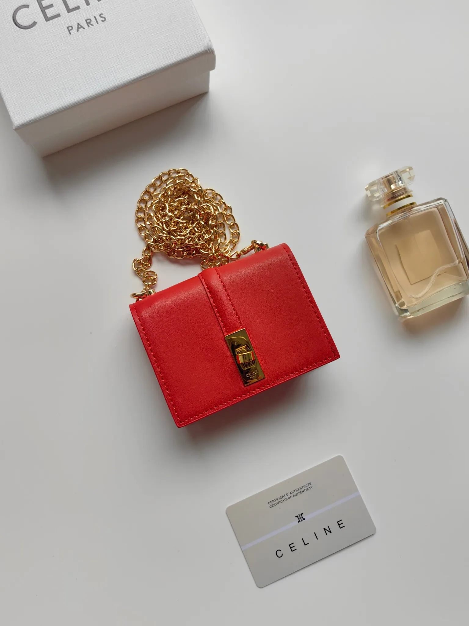 💰140 Celine's latest chain card holder, TRIOMPHE flip chain card holder, can be worn cross-body, classic pattern with plain microfiber interior, rotating lock closure, 1 thickened main compartment, 2 inner card slots. No.: 10M472 Size: 10.5x8.5x3 cm