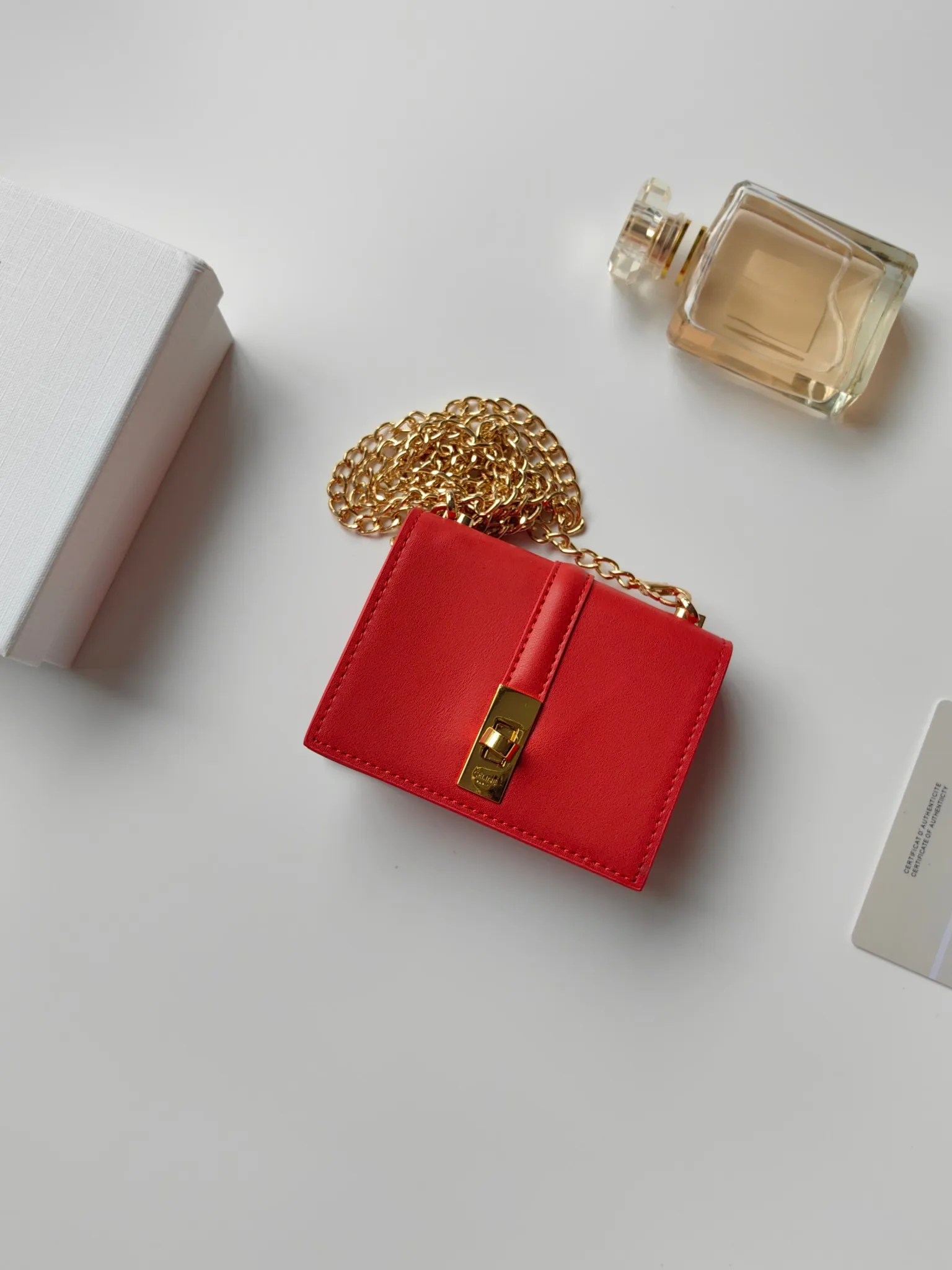 💰140 Celine's latest chain card holder, TRIOMPHE flip chain card holder, can be worn cross-body, classic pattern with plain microfiber interior, rotating lock closure, 1 thickened main compartment, 2 inner card slots. No.: 10M472 Size: 10.5x8.5x3 cm