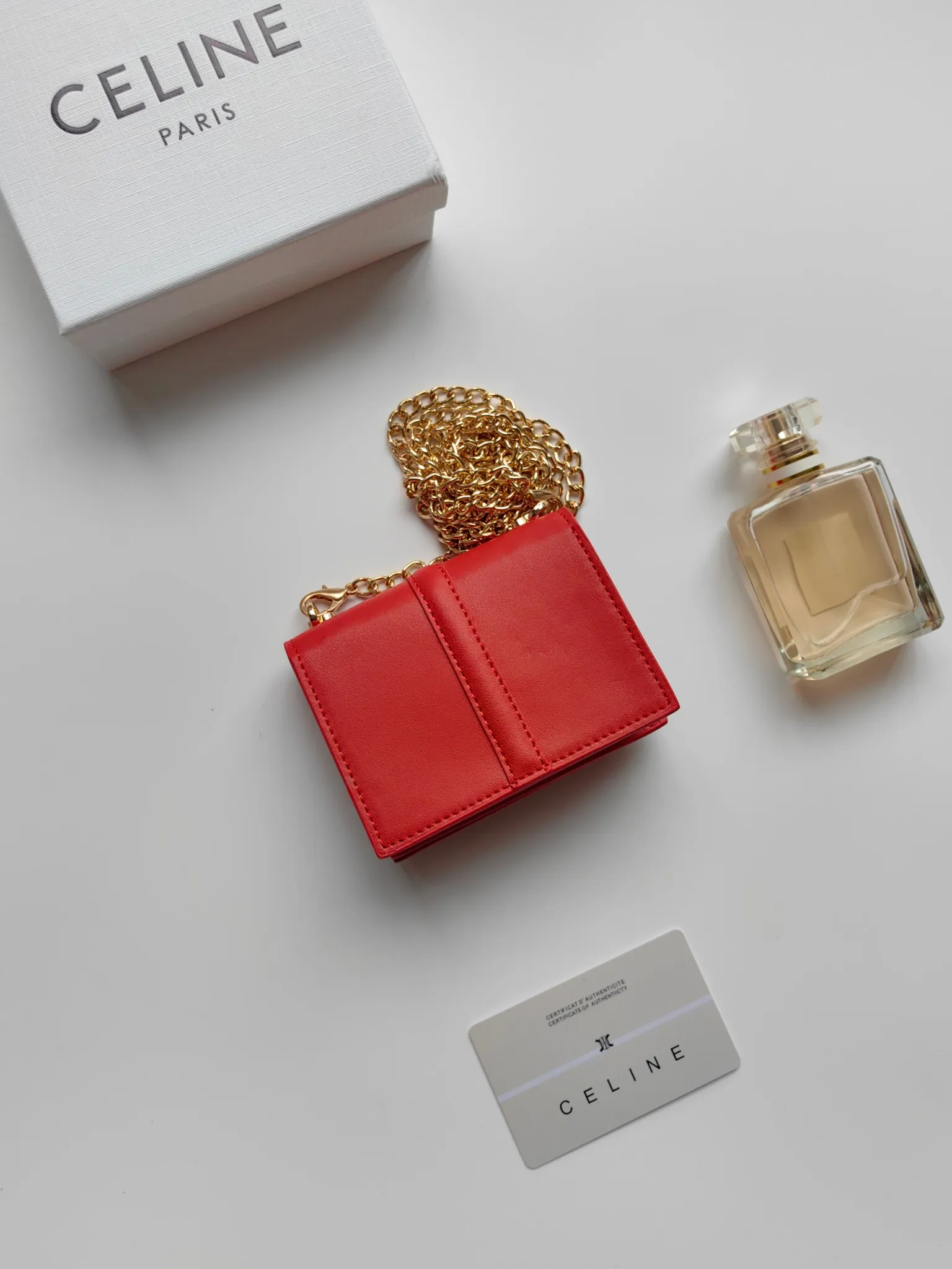 💰140 Celine's latest chain card holder, TRIOMPHE flip chain card holder, can be worn cross-body, classic pattern with plain microfiber interior, rotating lock closure, 1 thickened main compartment, 2 inner card slots. No.: 10M472 Size: 10.5x8.5x3 cm